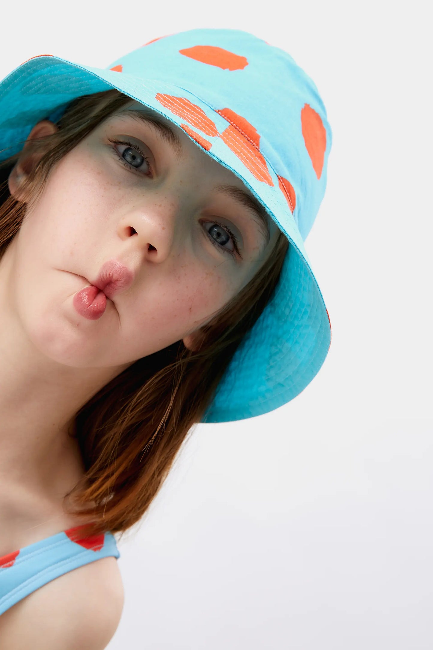 Gorro unisex de lunares azul