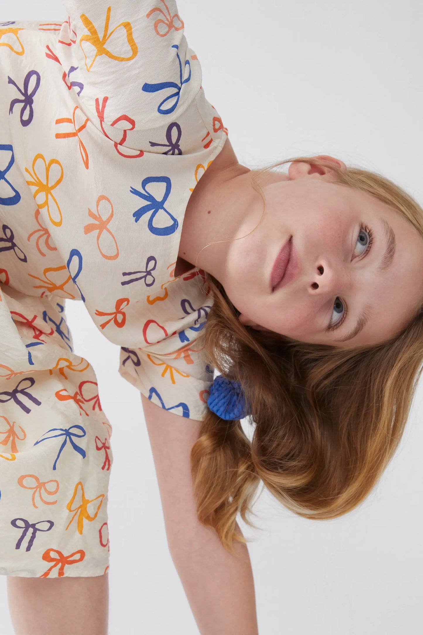 Vestido corto de niña estampado lazos