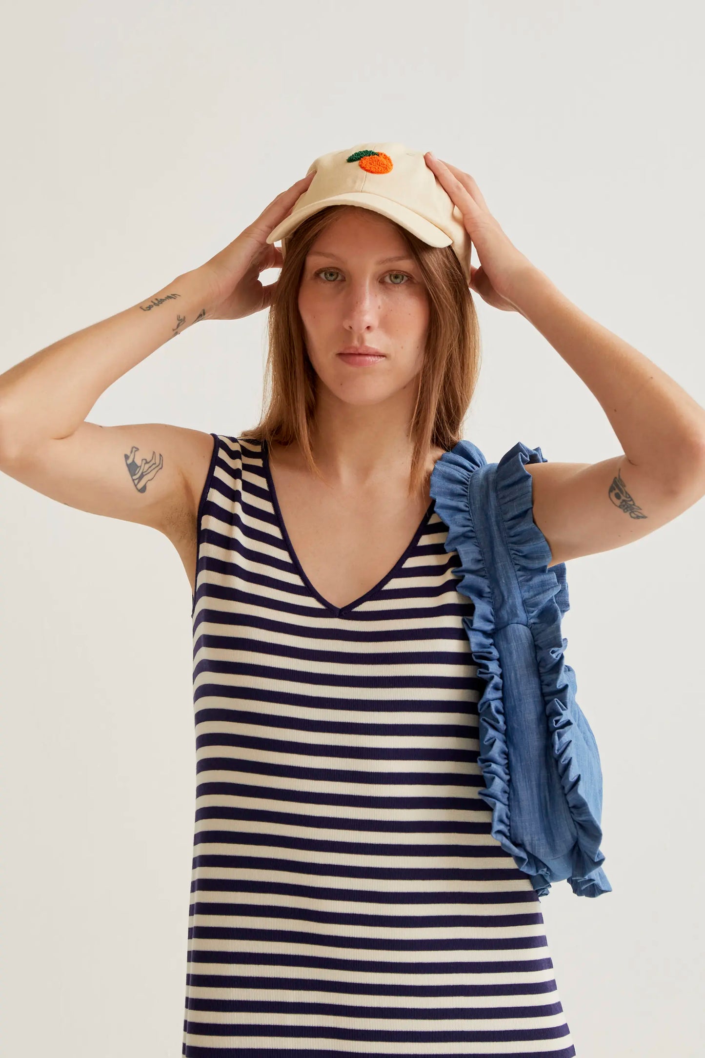 Vestido largo de punto con estampado de rayas blanco y azul marino