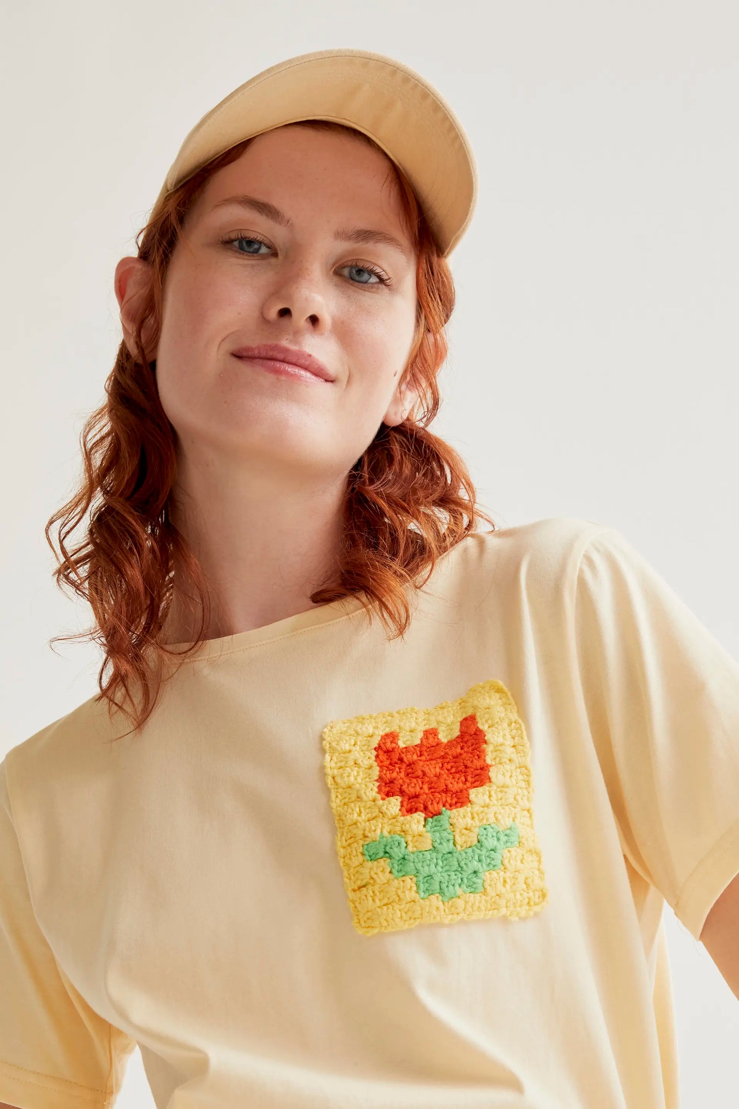 Camiseta amarillo claro con bordado de tulipán