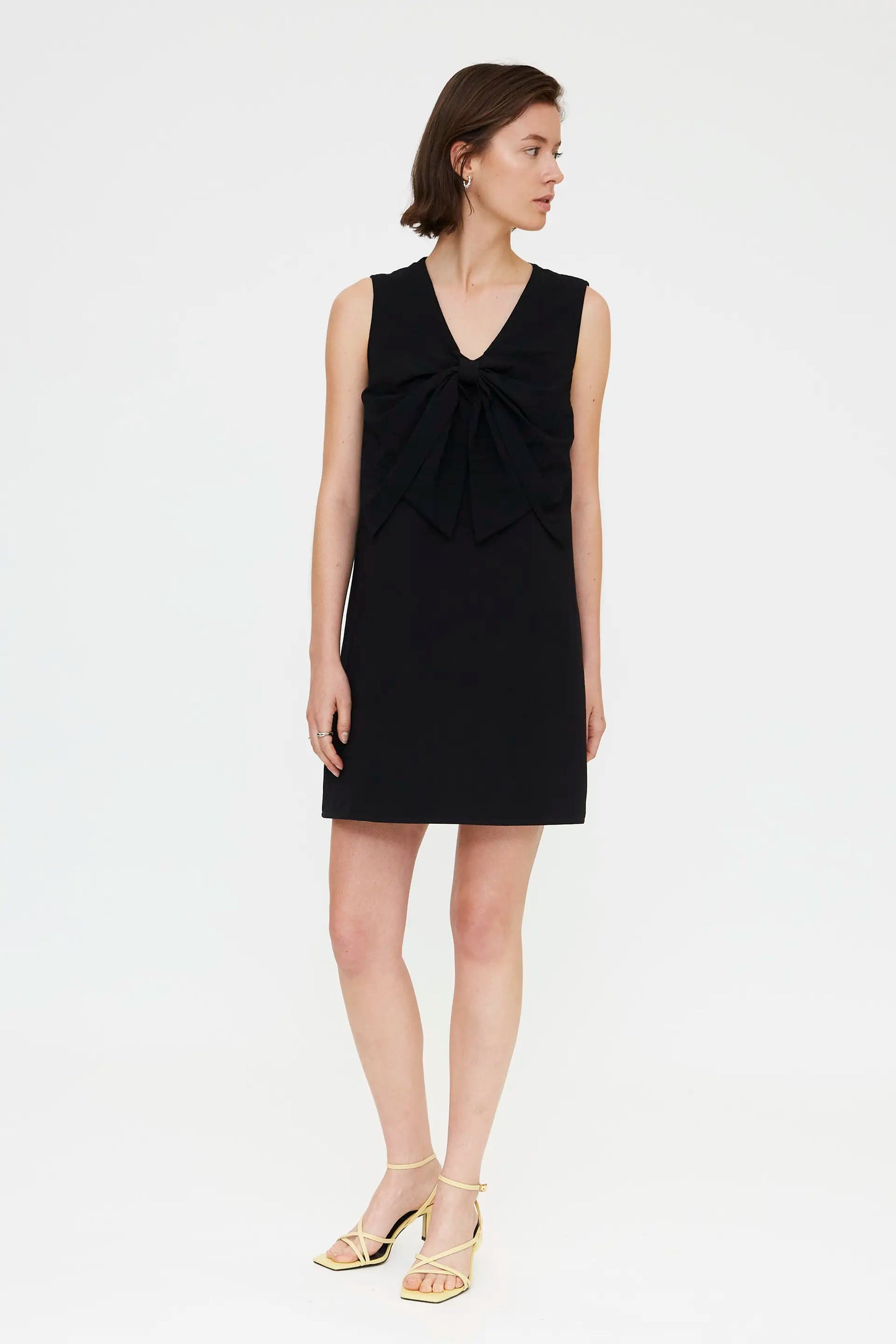 Vestido corto negro con detalle lazado
