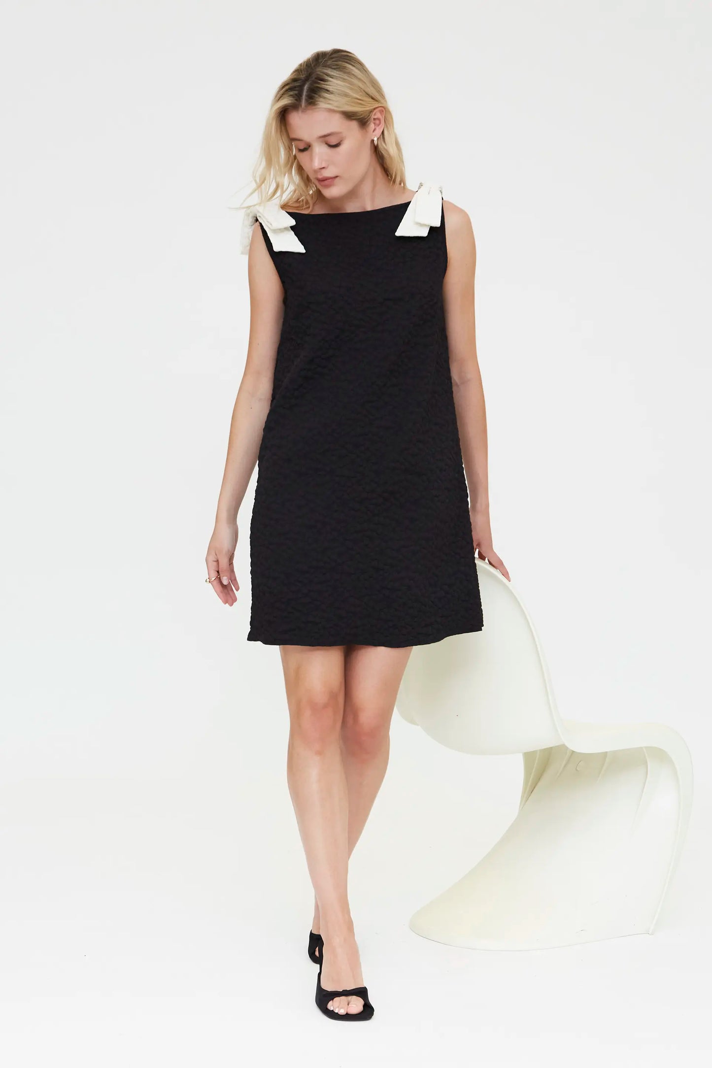 Vestido corto negro con textura floral