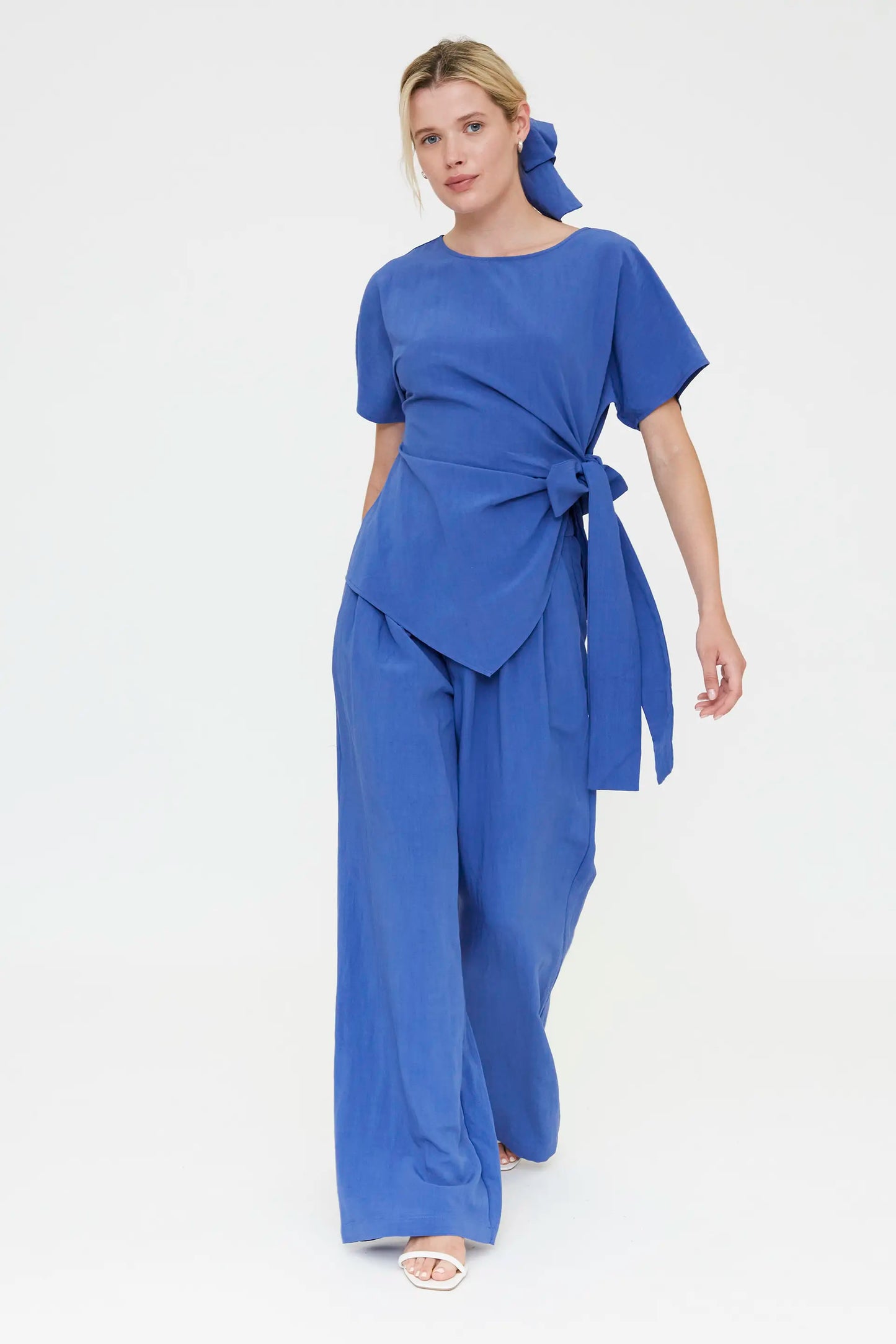Top azul con detalle lazado