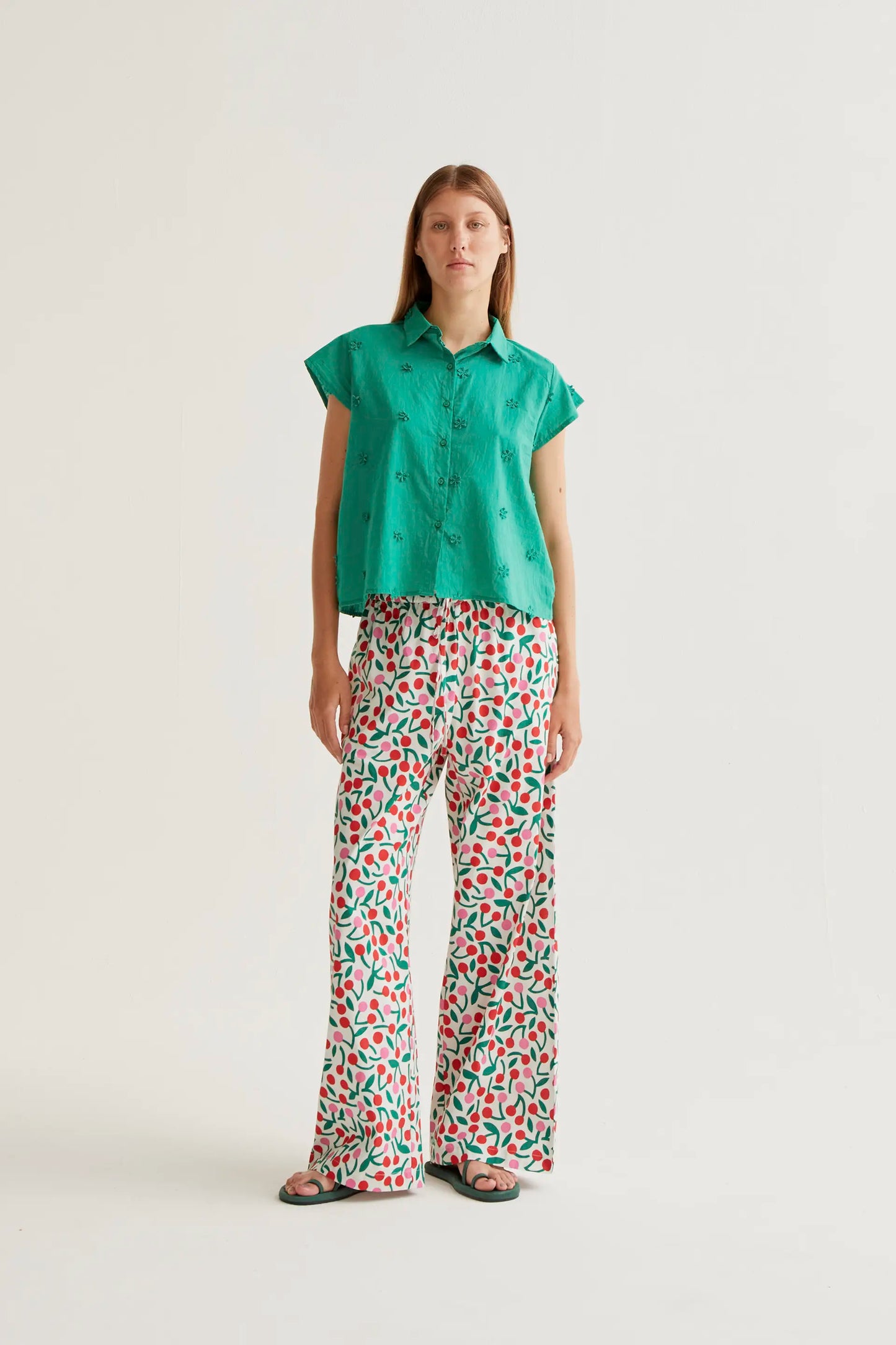 Camisa 100% algodón verde con bordado floral