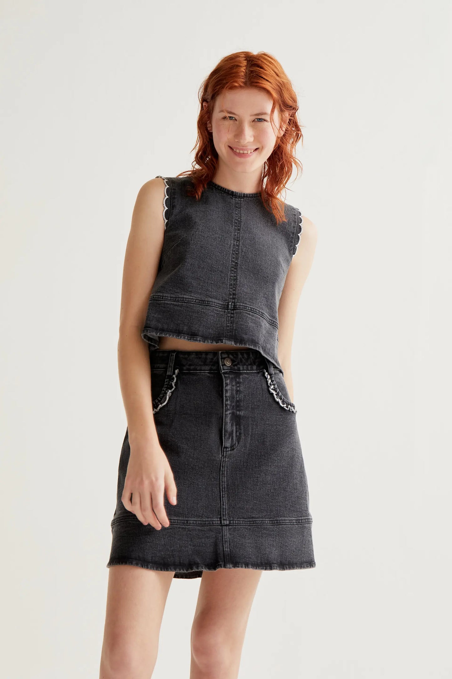 Falda vaquero negro con detalle de volantes