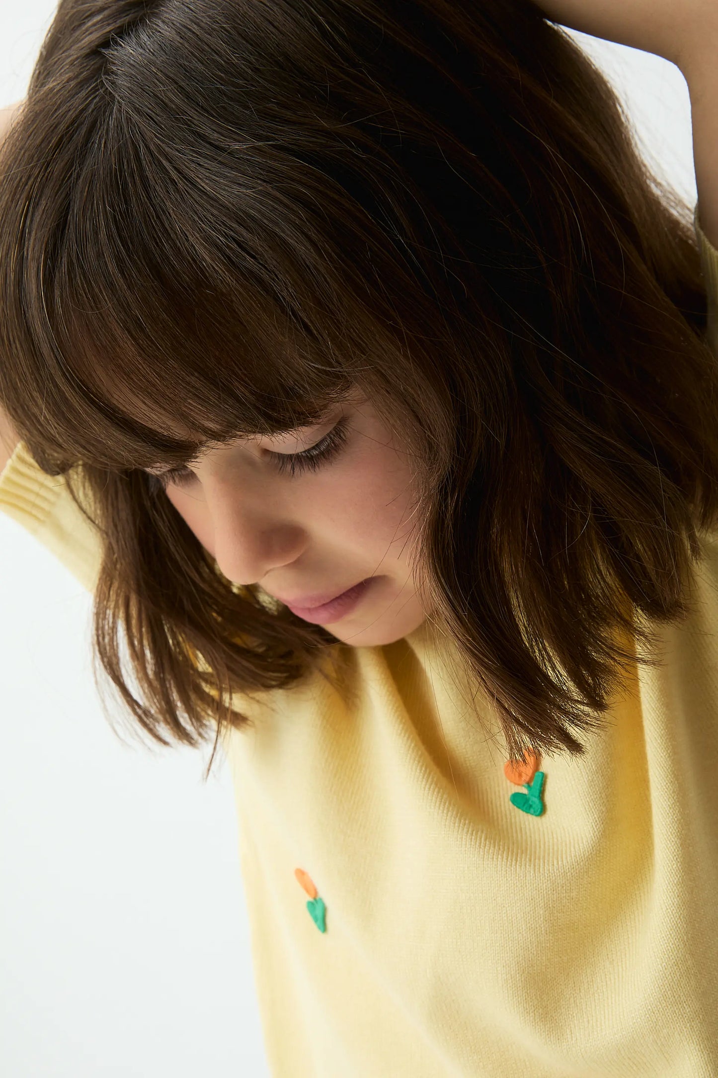 Top de niña punto amarillo con detalle floral