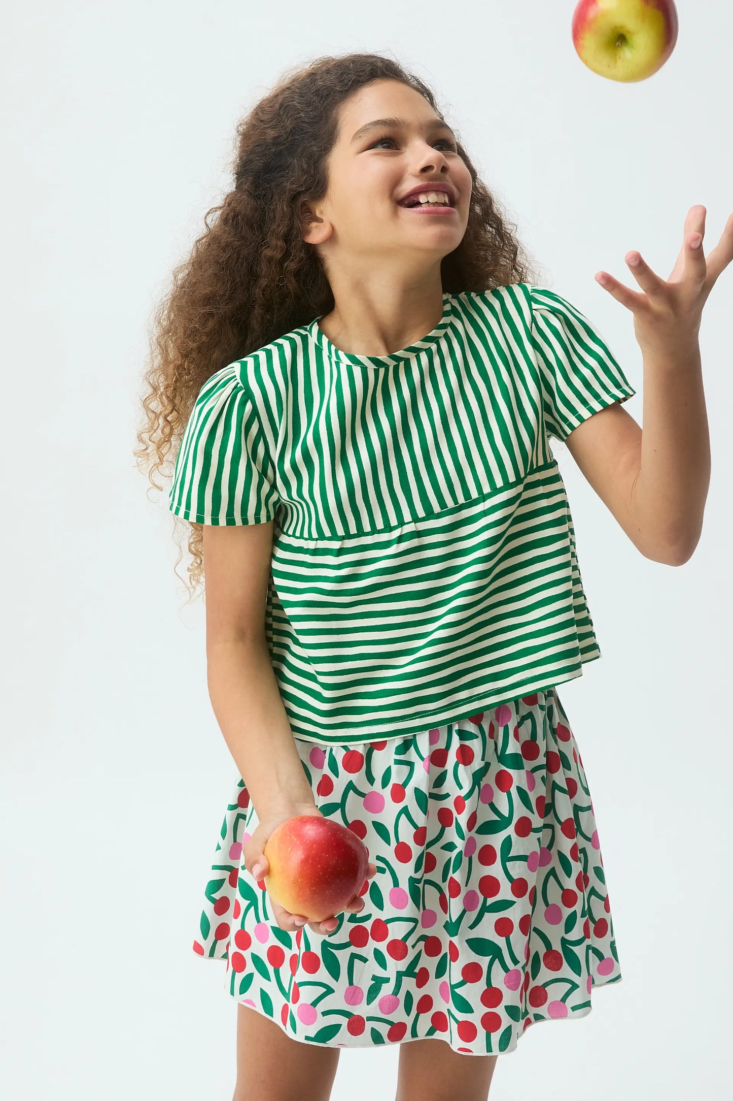 Falda corta de niña con estampado Guinda
