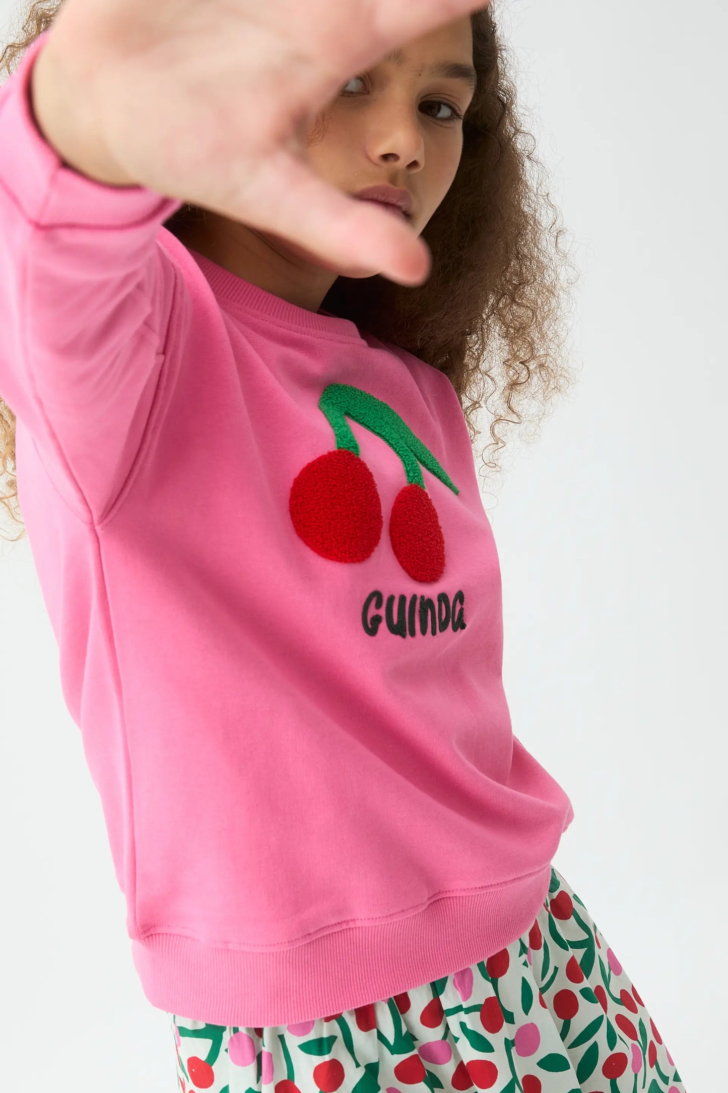 Sudadera de niña con parche de guinda