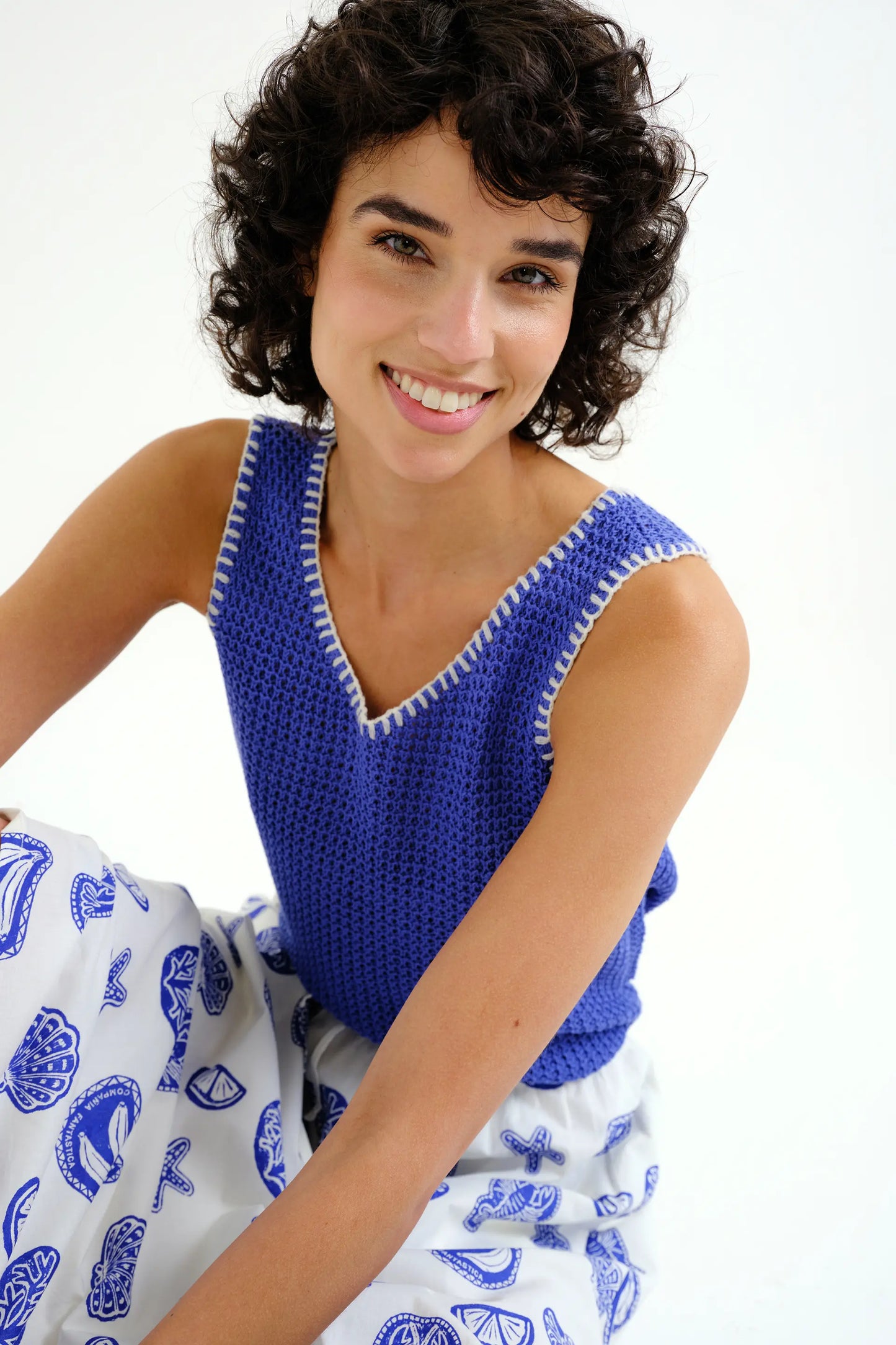 Top punto calado azul con detalles bordados en blanco
