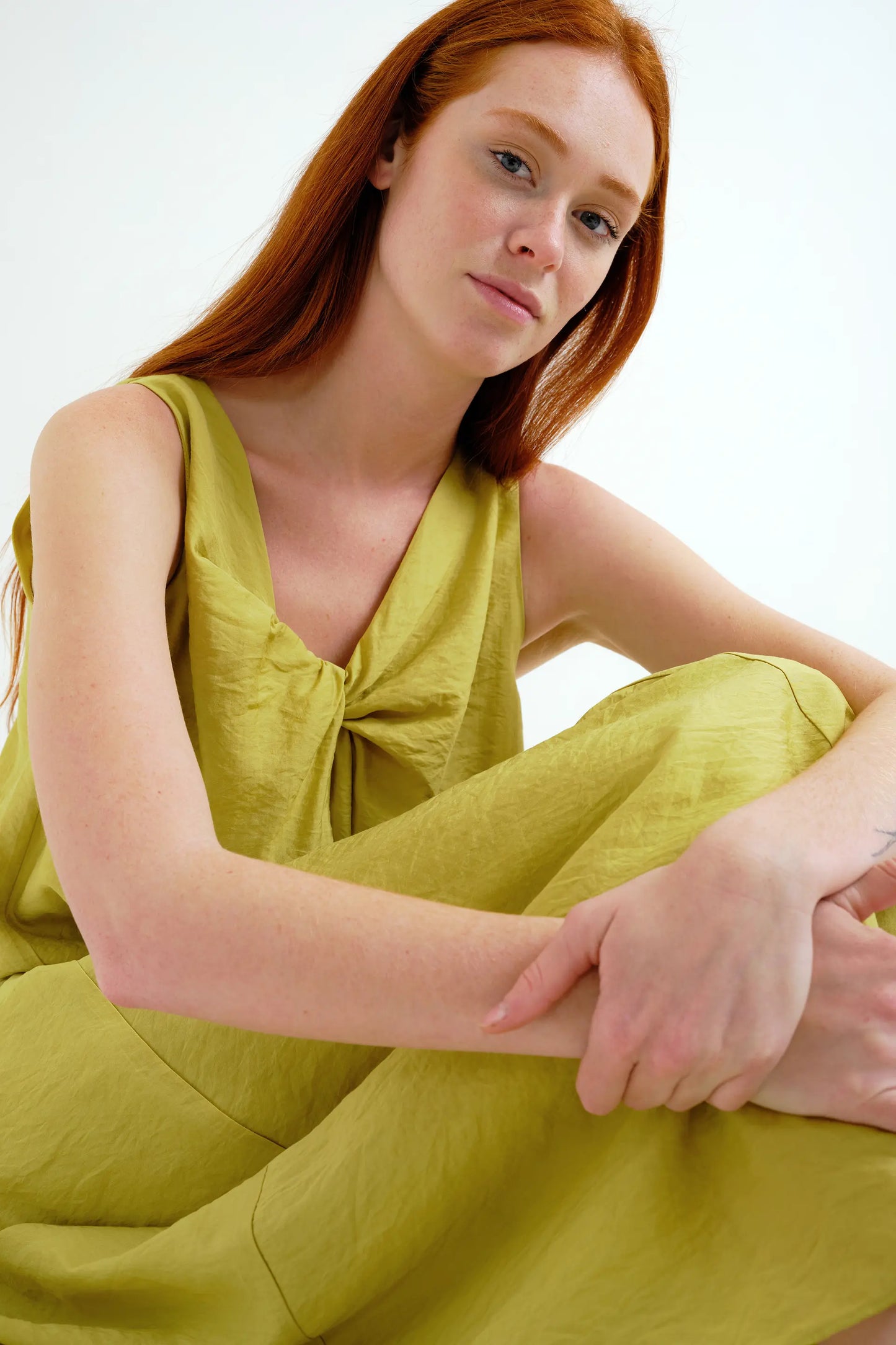 Long green dress with knotted detail