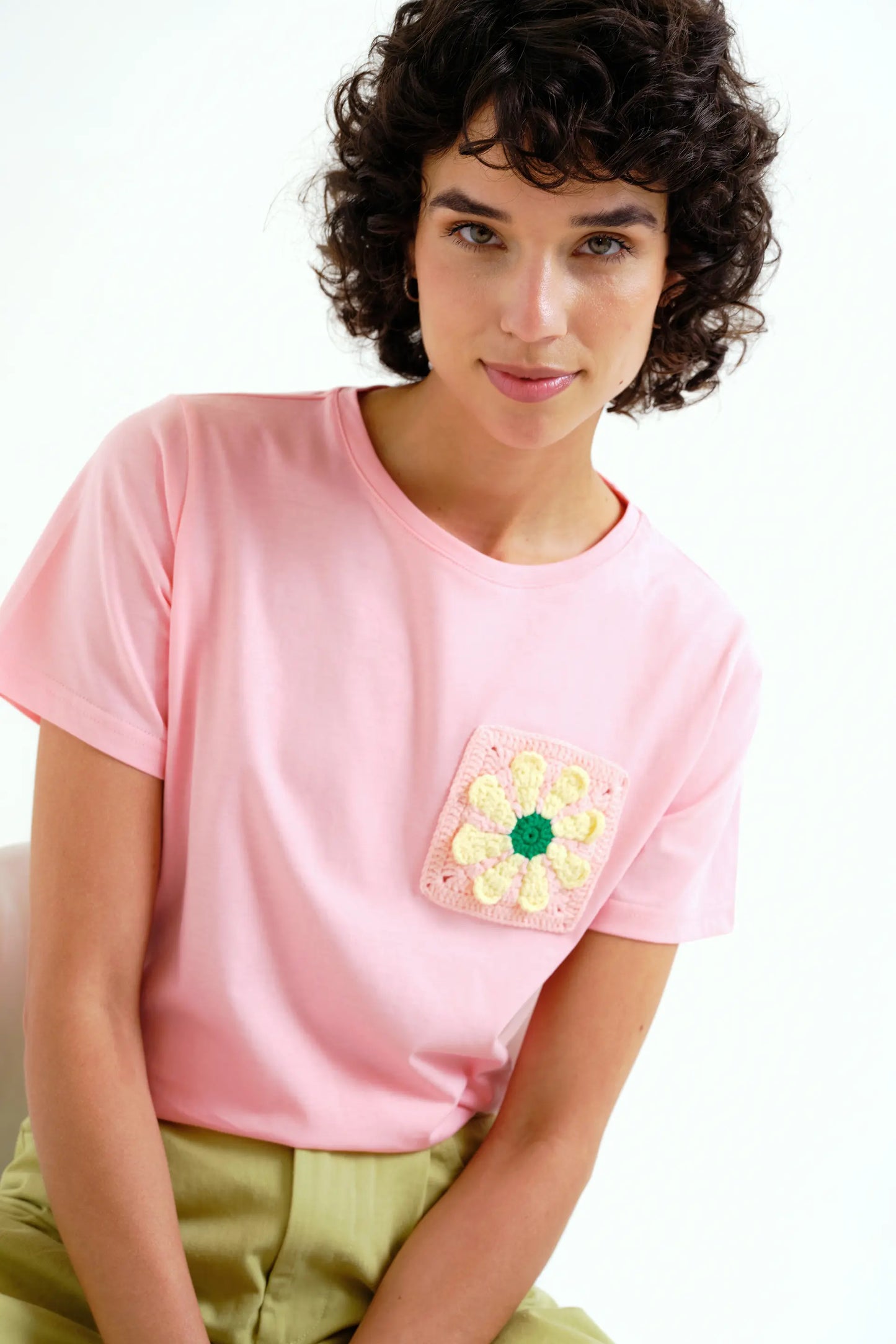 Camiseta 100% algodón con girasol bordado