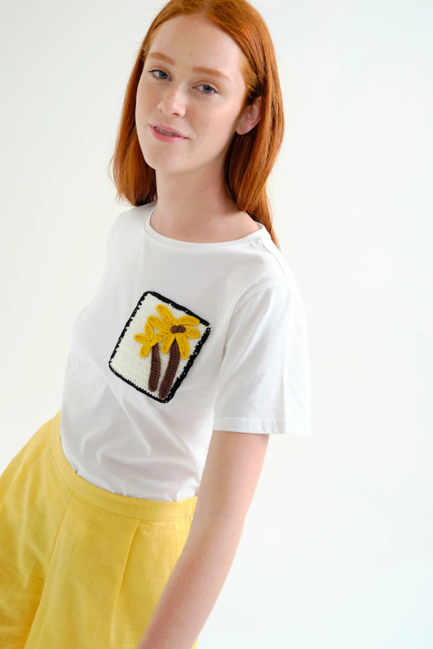 Camiseta 100% algodón con palmera bordada