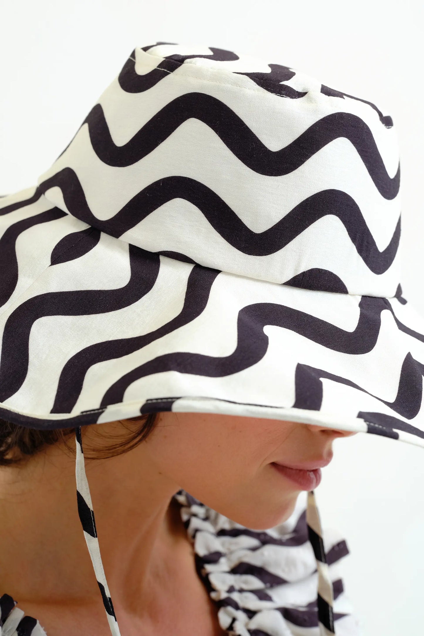 Cappello con stampa Wave Black & White