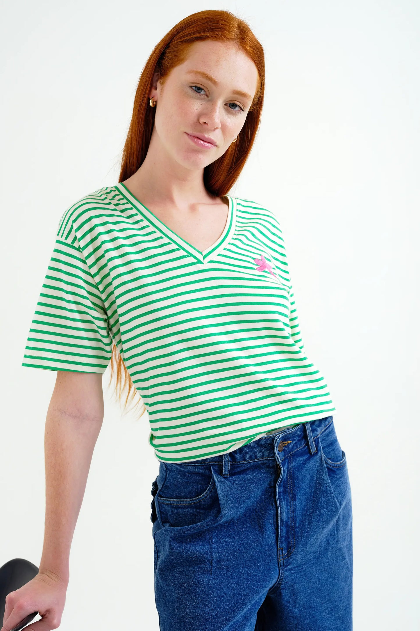 Camiseta con estampado de rayas blanco y verde