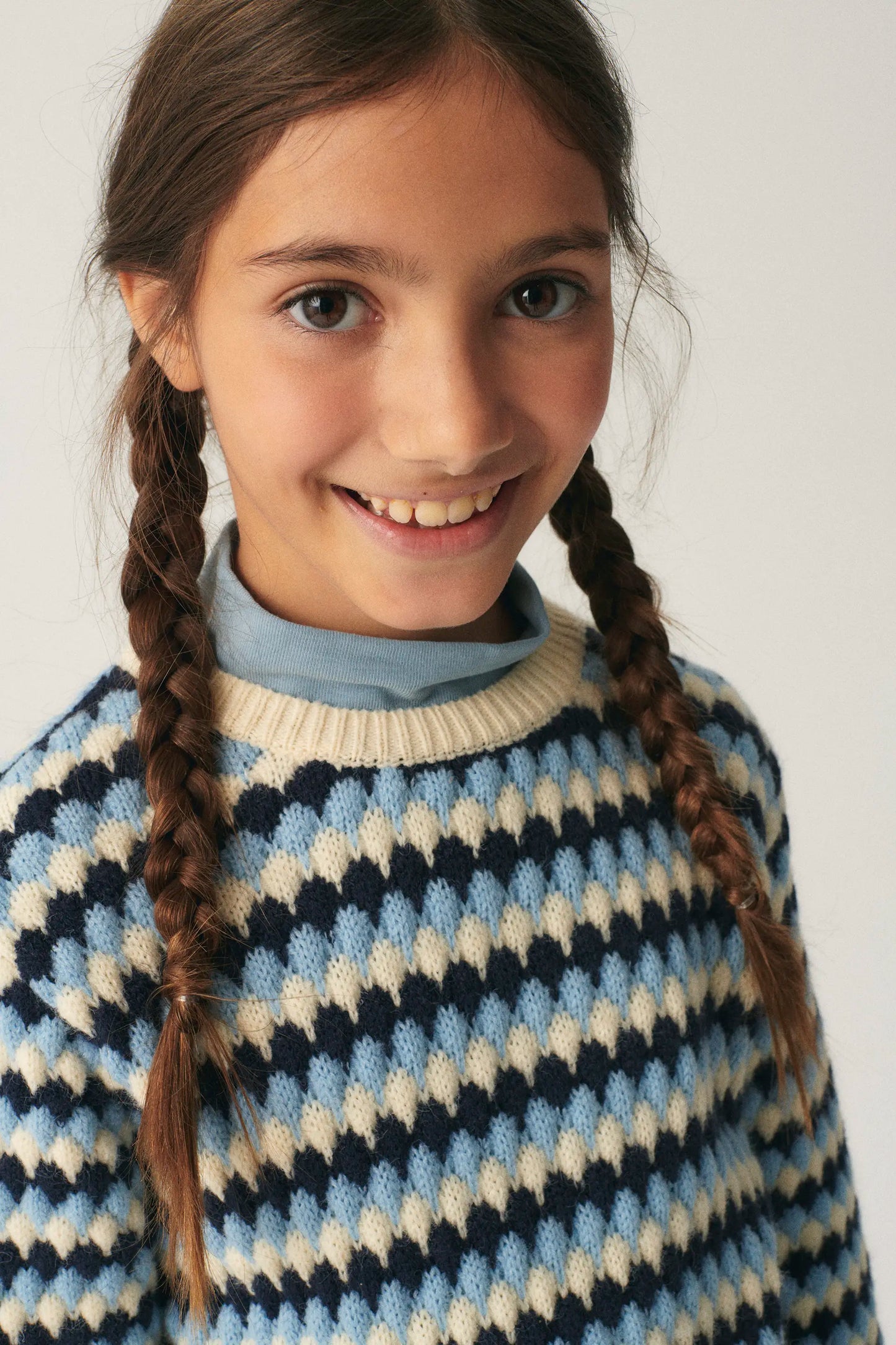 Unisex knitted sweater with blue structure