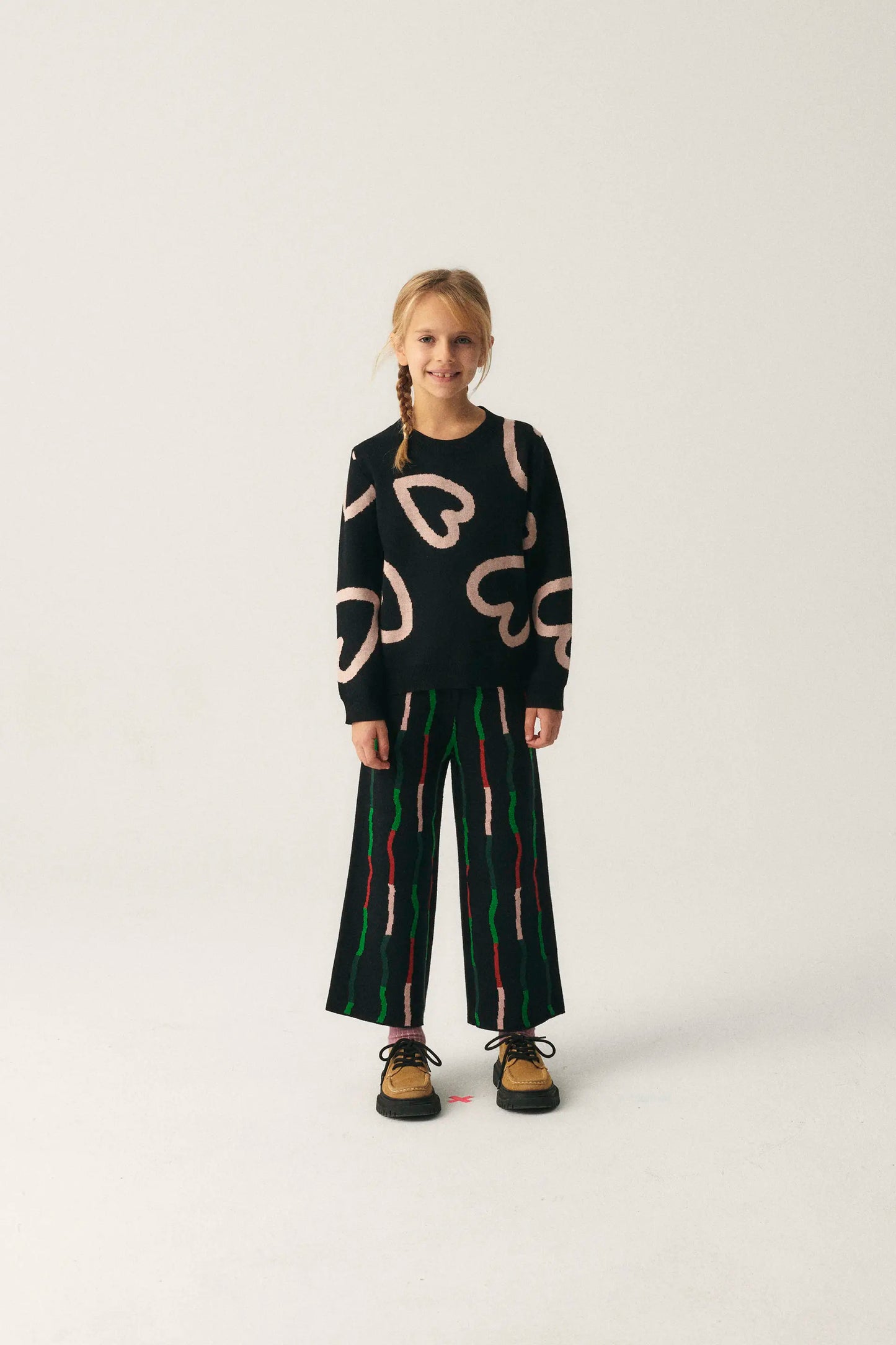 Unisex knitted sweater with heart print