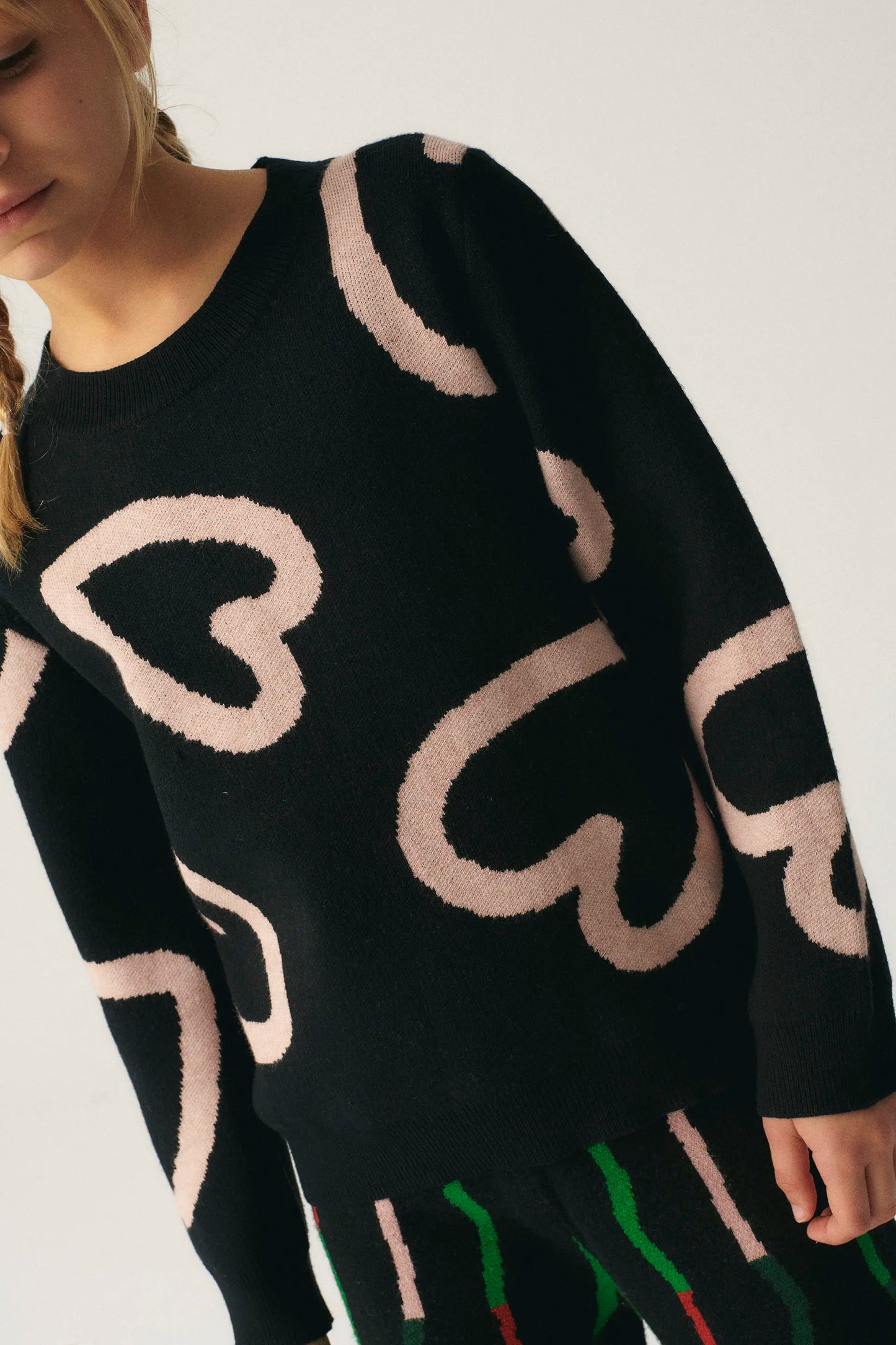 Unisex knitted sweater with heart print