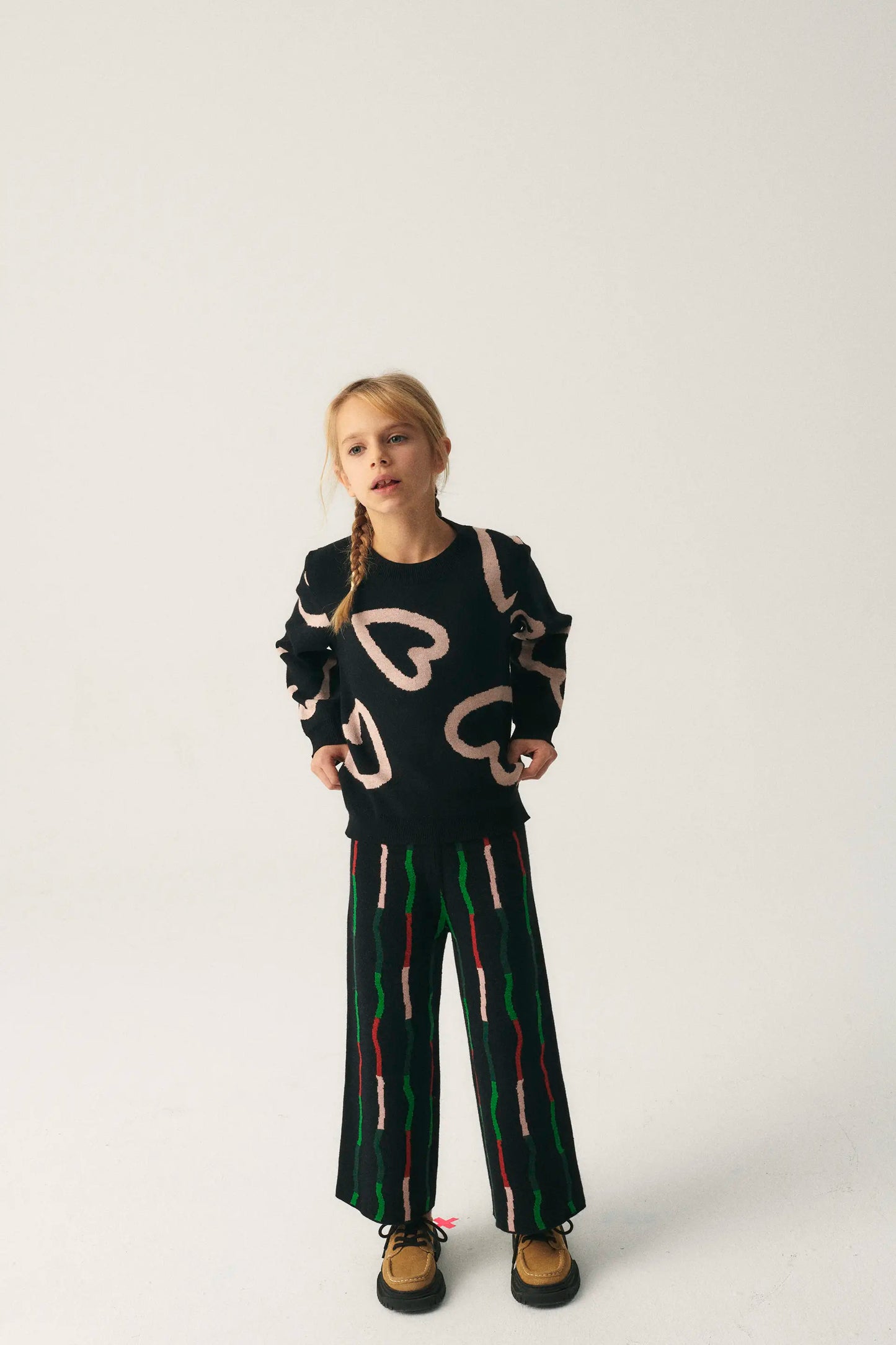 Unisex knitted sweater with heart print