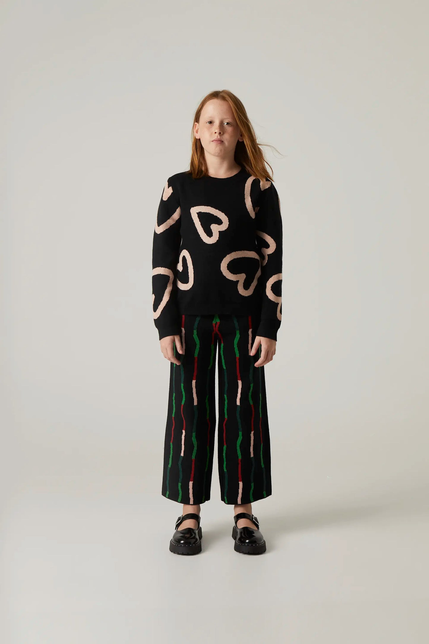 Unisex knitted sweater with heart print