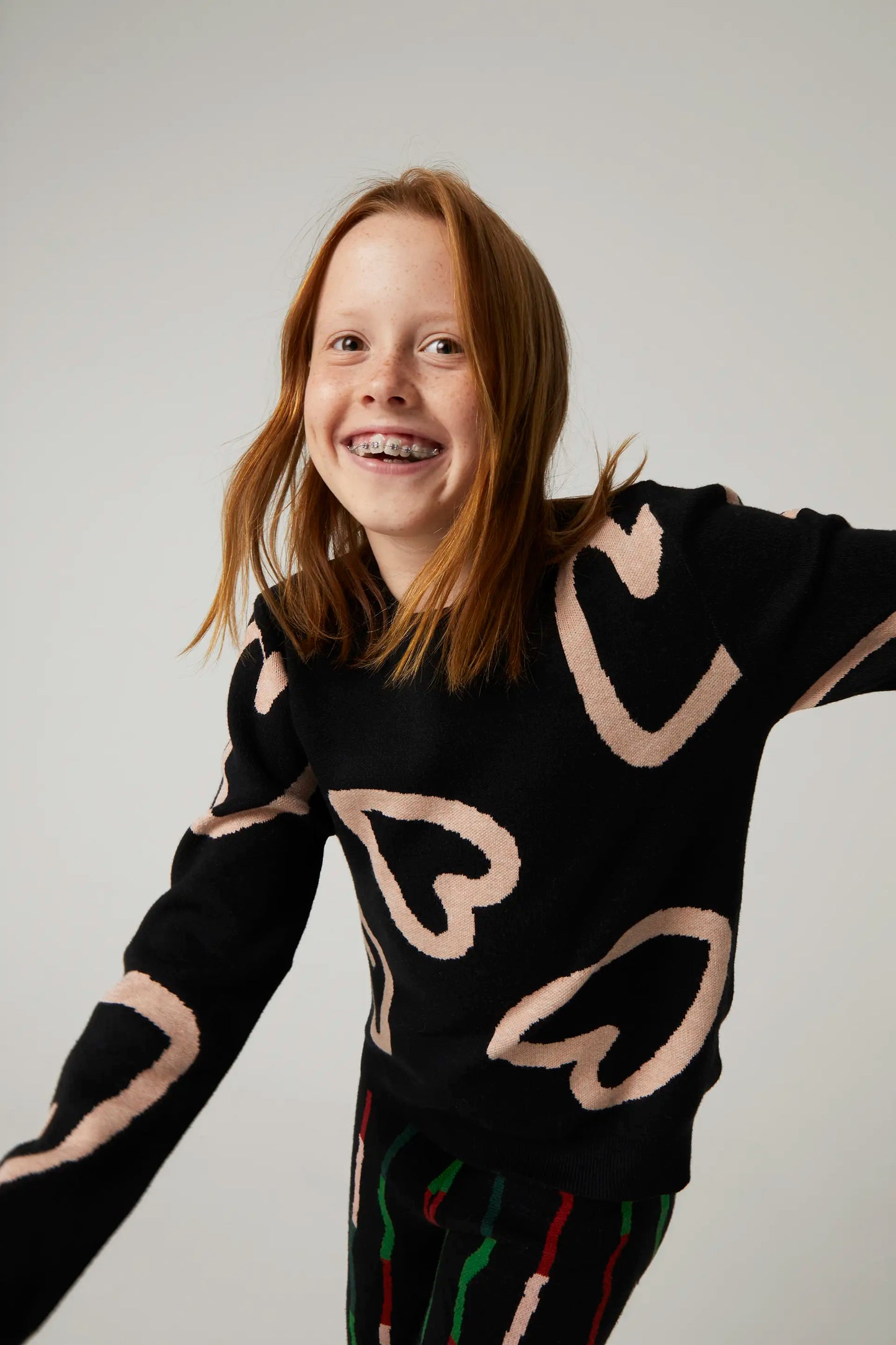 Unisex knitted sweater with heart print