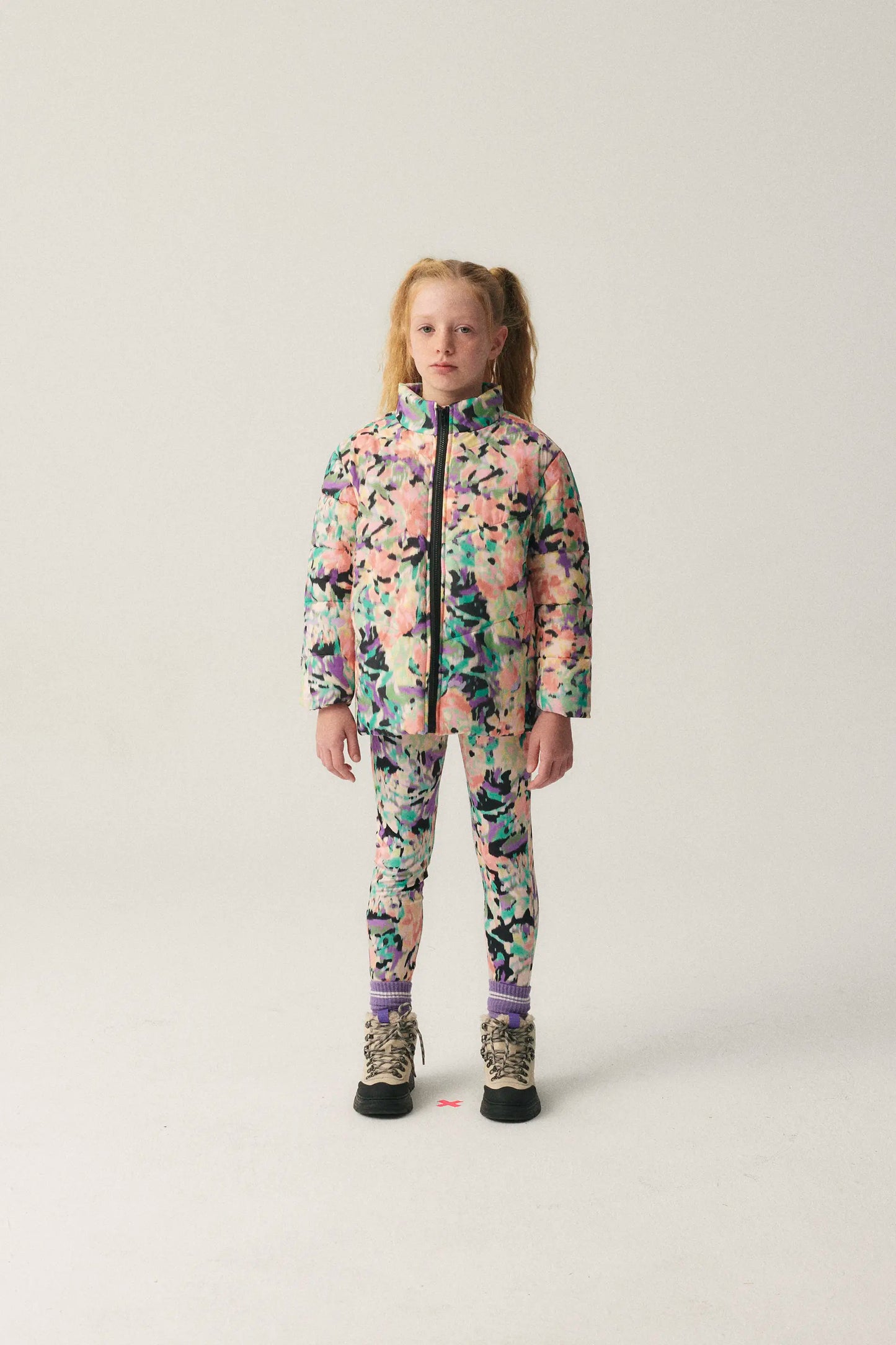 Abrigo unisex plumífero corto con estampado fantasía