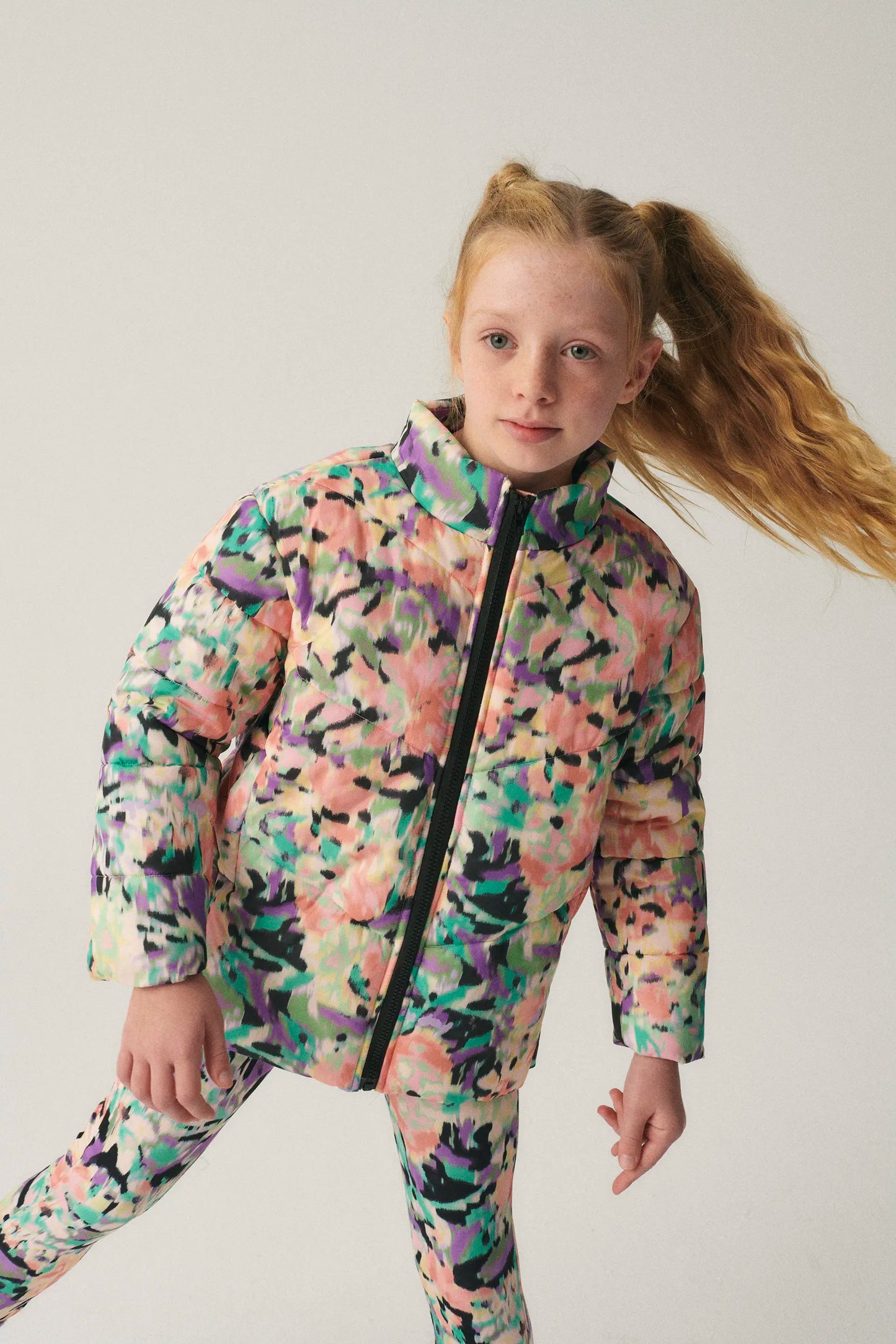 Abrigo unisex plumífero corto con estampado fantasía