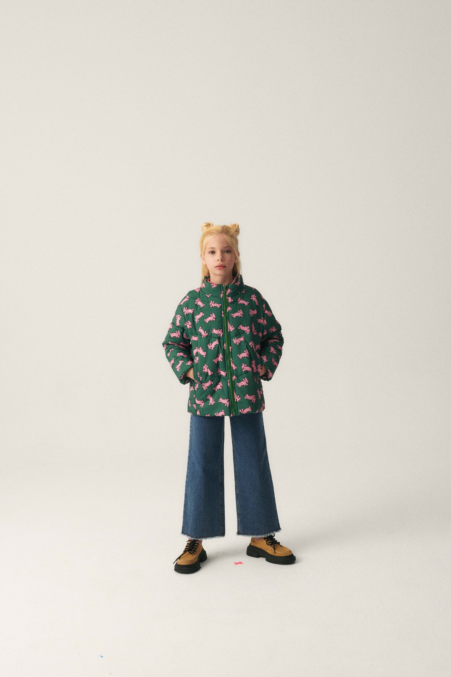 Abrigo unisex plumífero corto con estampado de conejos