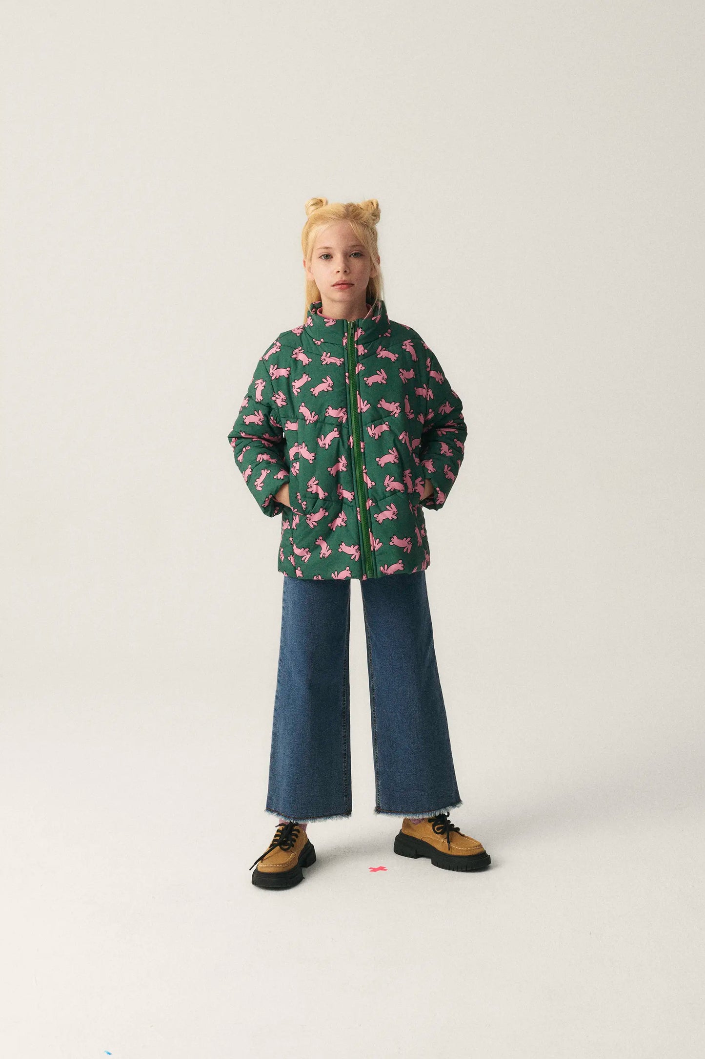 Abrigo unisex plumífero corto con estampado de conejos