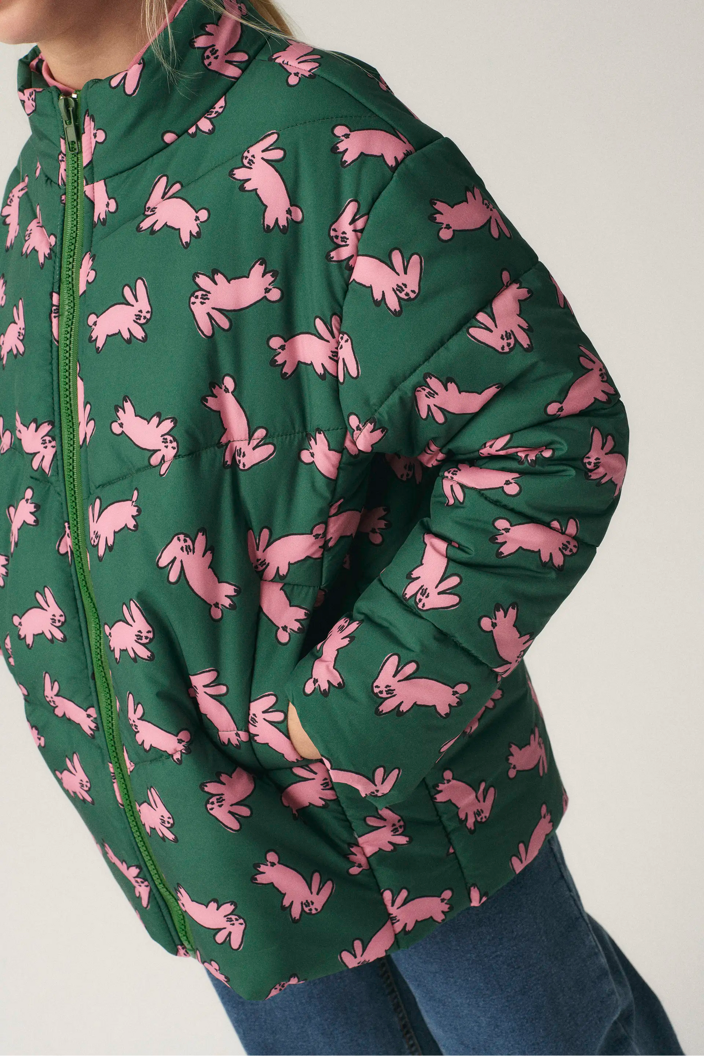 Abrigo unisex plumífero corto con estampado de conejos