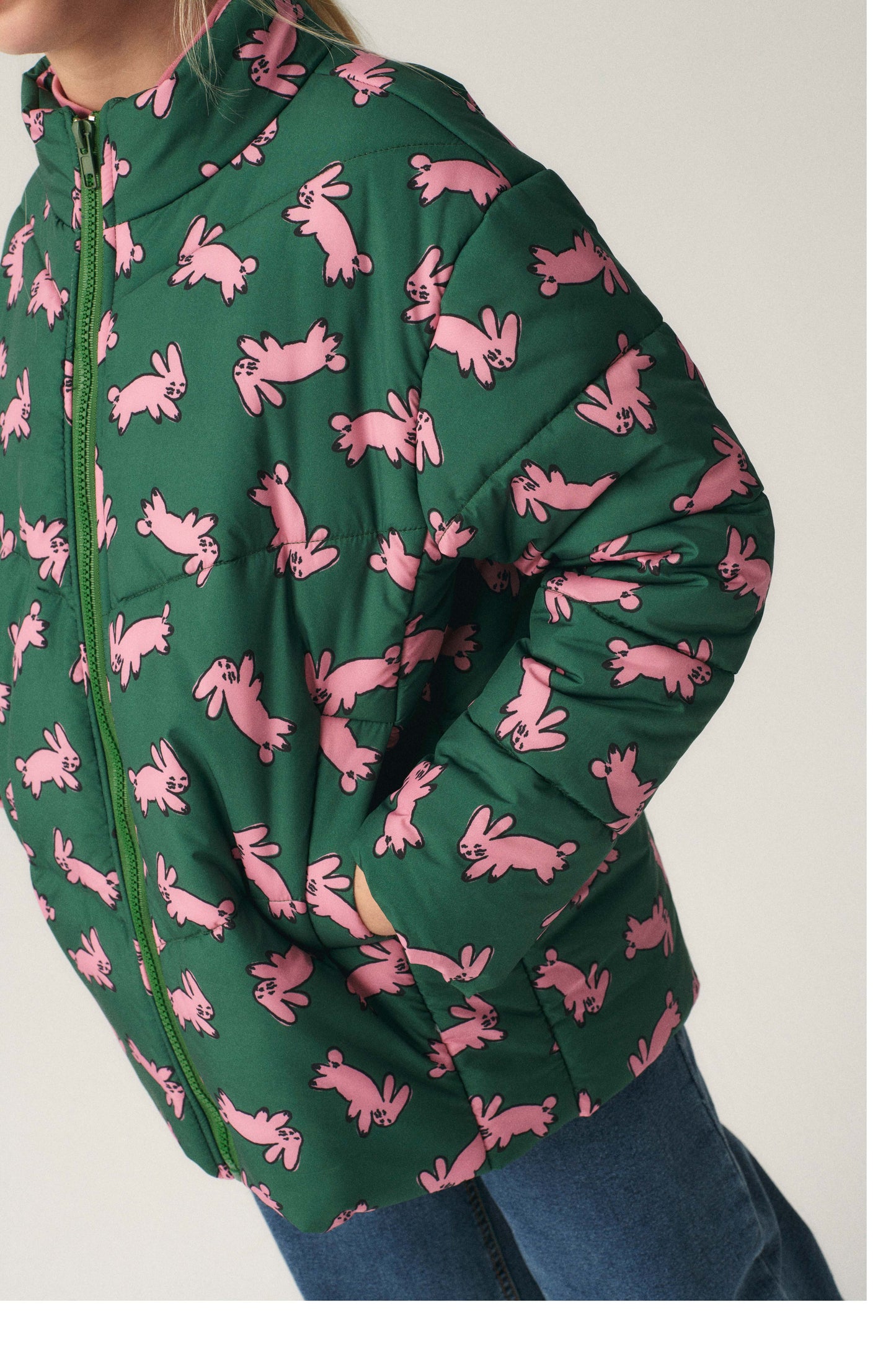 Abrigo unisex plumífero corto con estampado de conejos