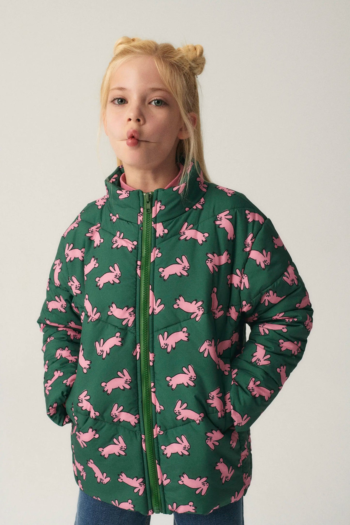 Abrigo unisex plumífero corto con estampado de conejos