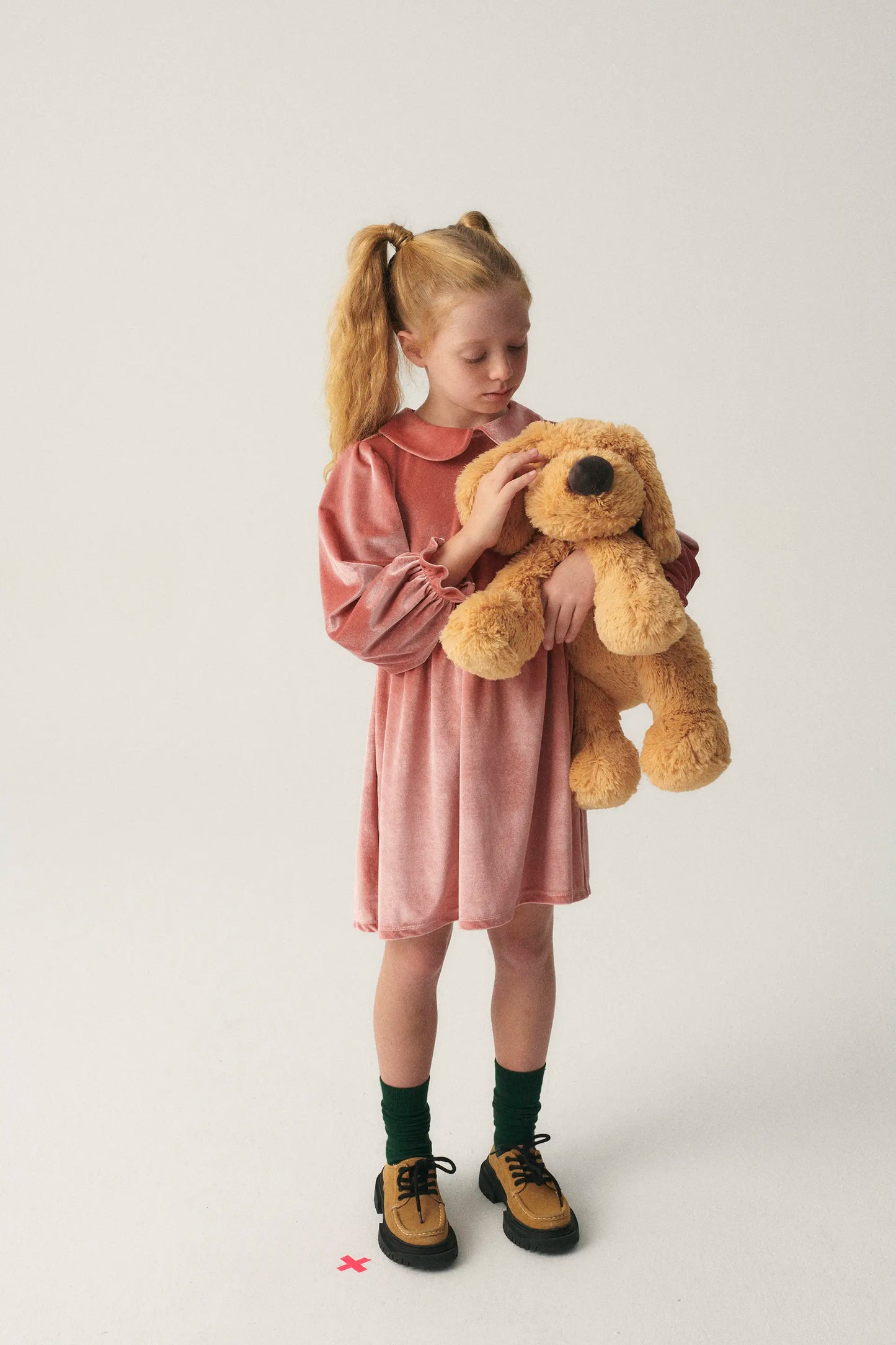 Vestido corto de niña en terciopelo rosa