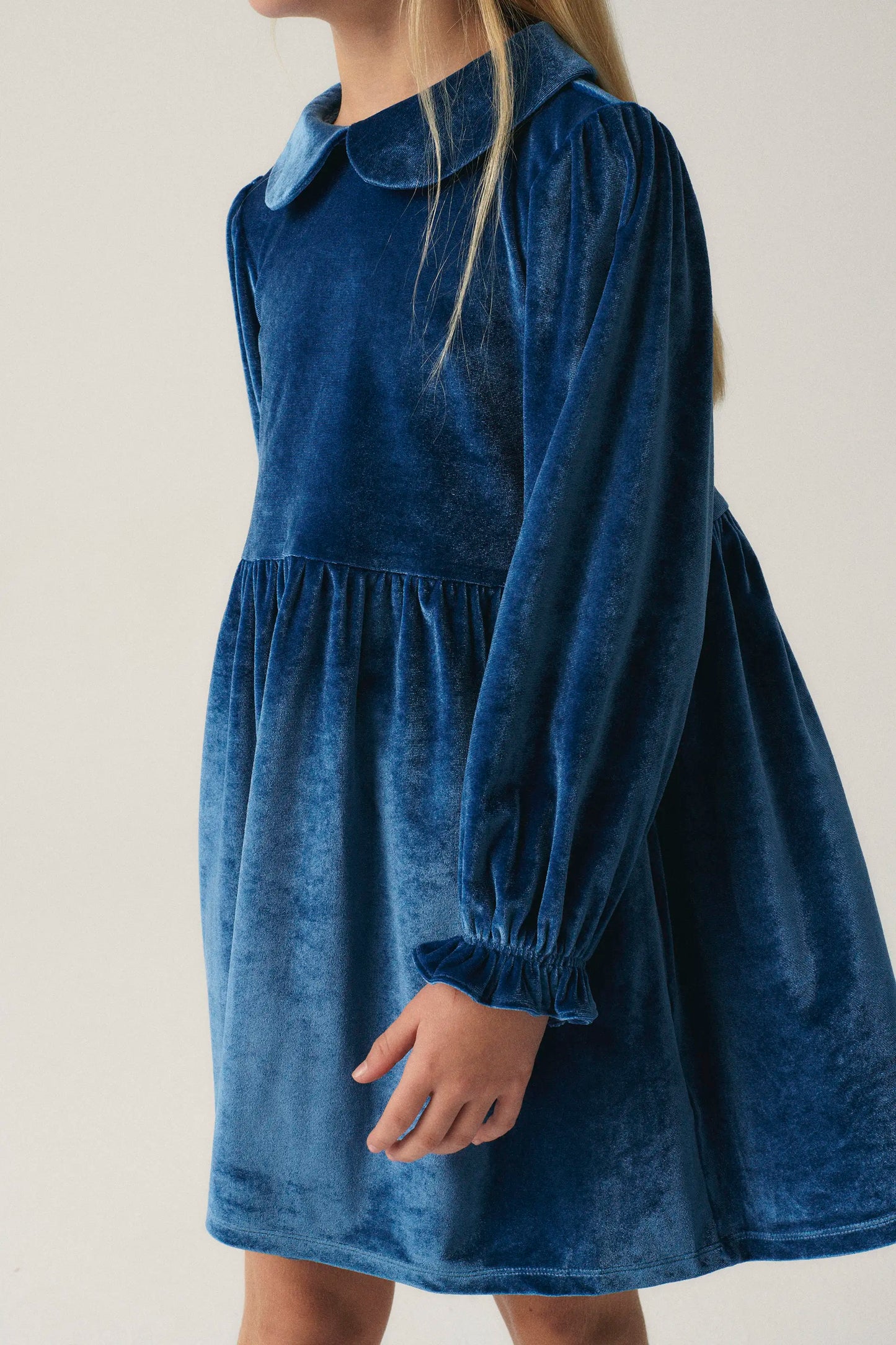 Vestido corto de niña en terciopelo azul