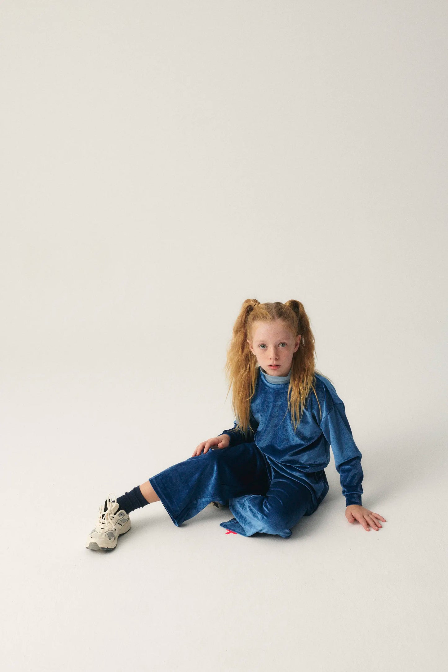 Unisex sweatshirt in blue velvet