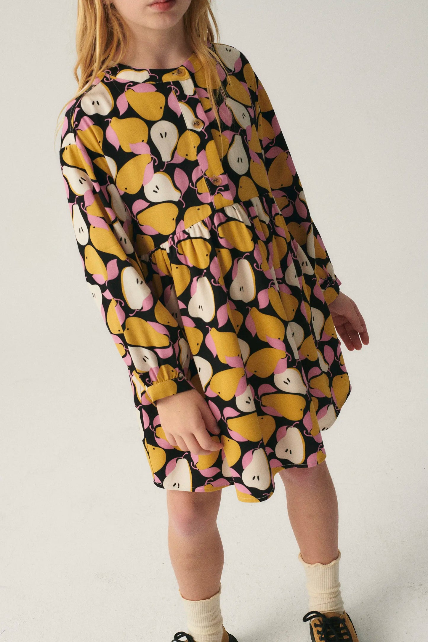 Vestido corto camisero de niña con estampado de peras