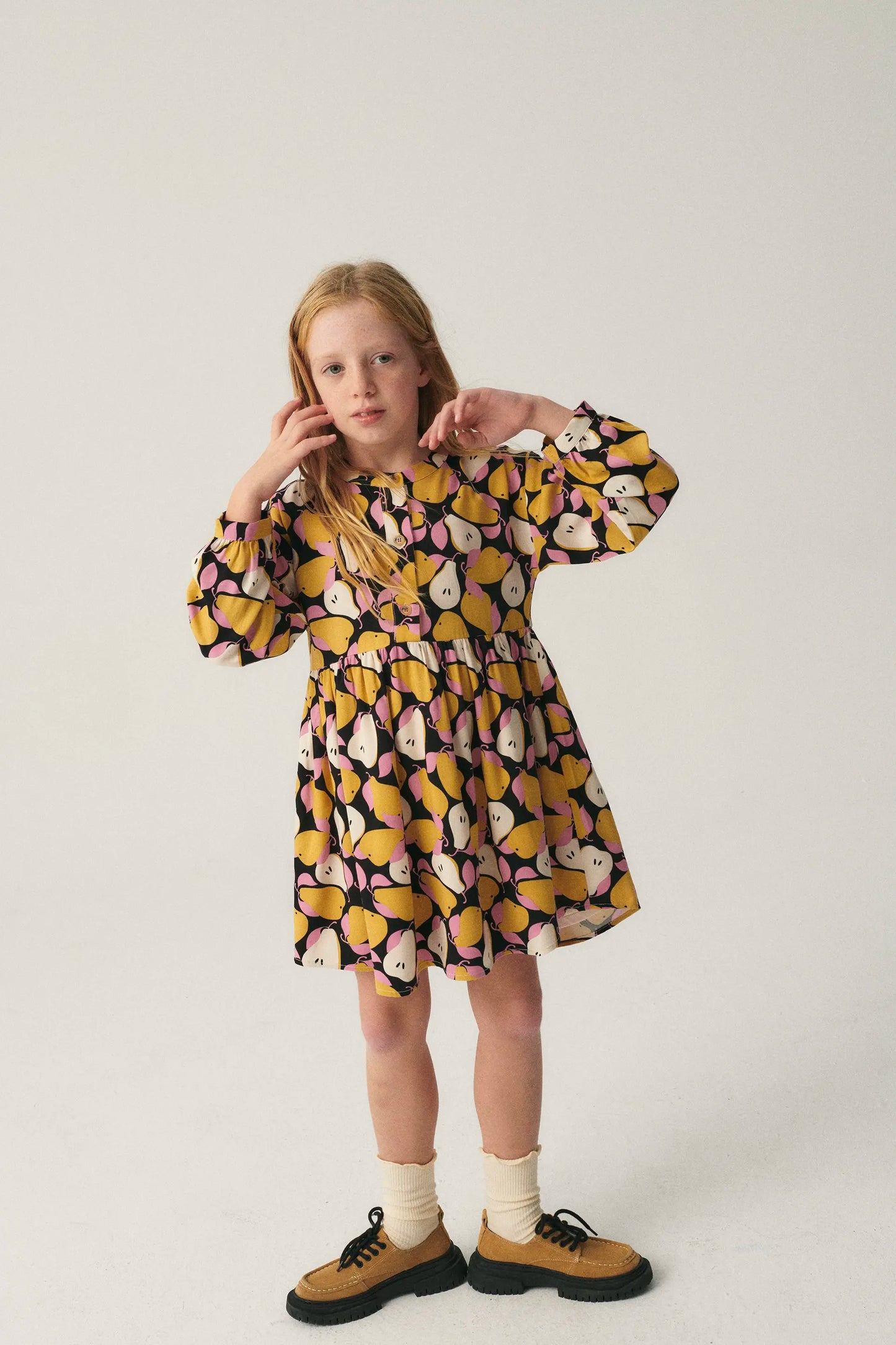 Vestido corto camisero de niña con estampado de peras