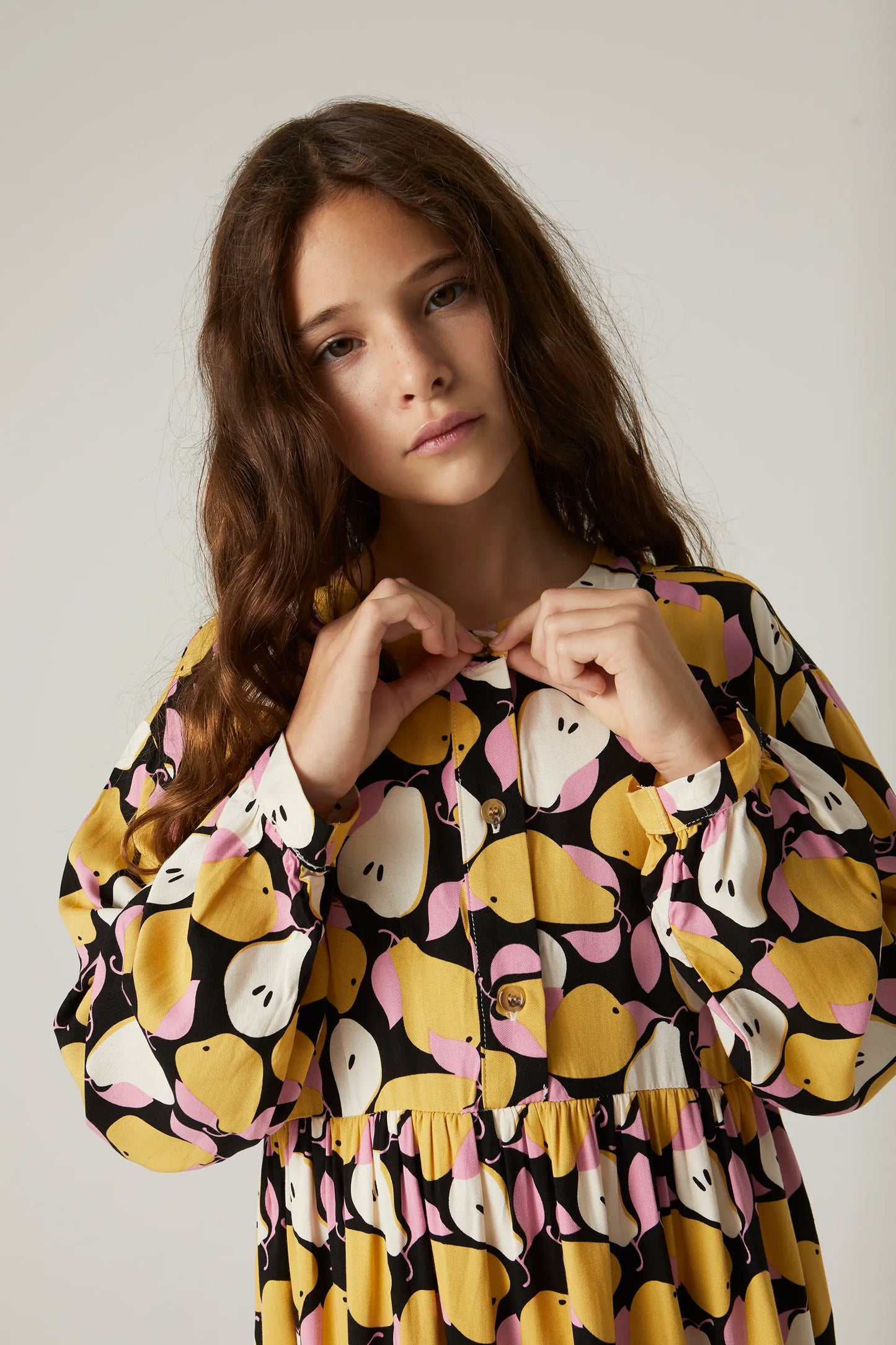 Vestido corto camisero de niña con estampado de peras