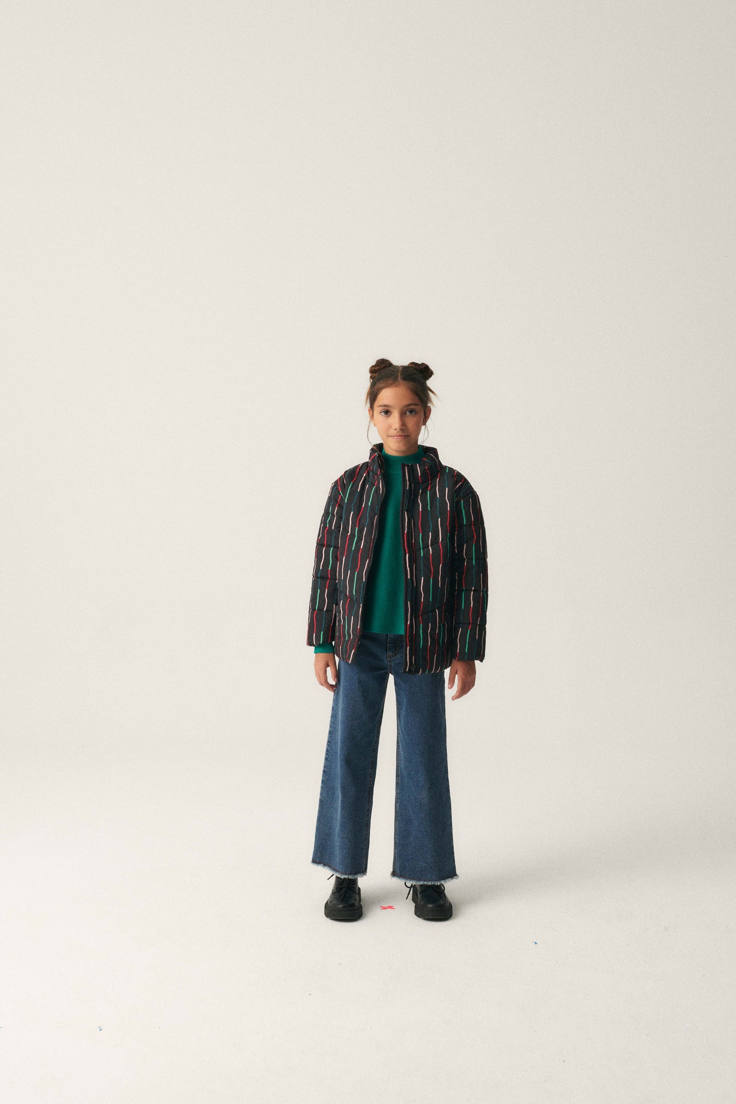 Abrigo unisex plumífero corto con estampado de rayas negro