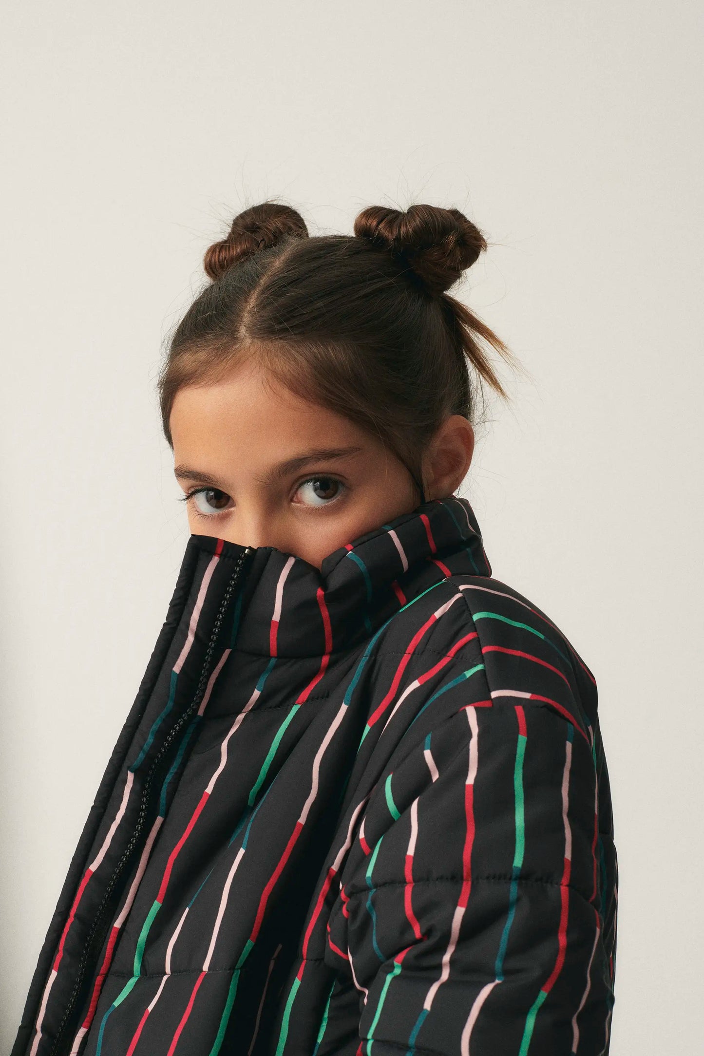Abrigo unisex plumífero corto con estampado de rayas negro
