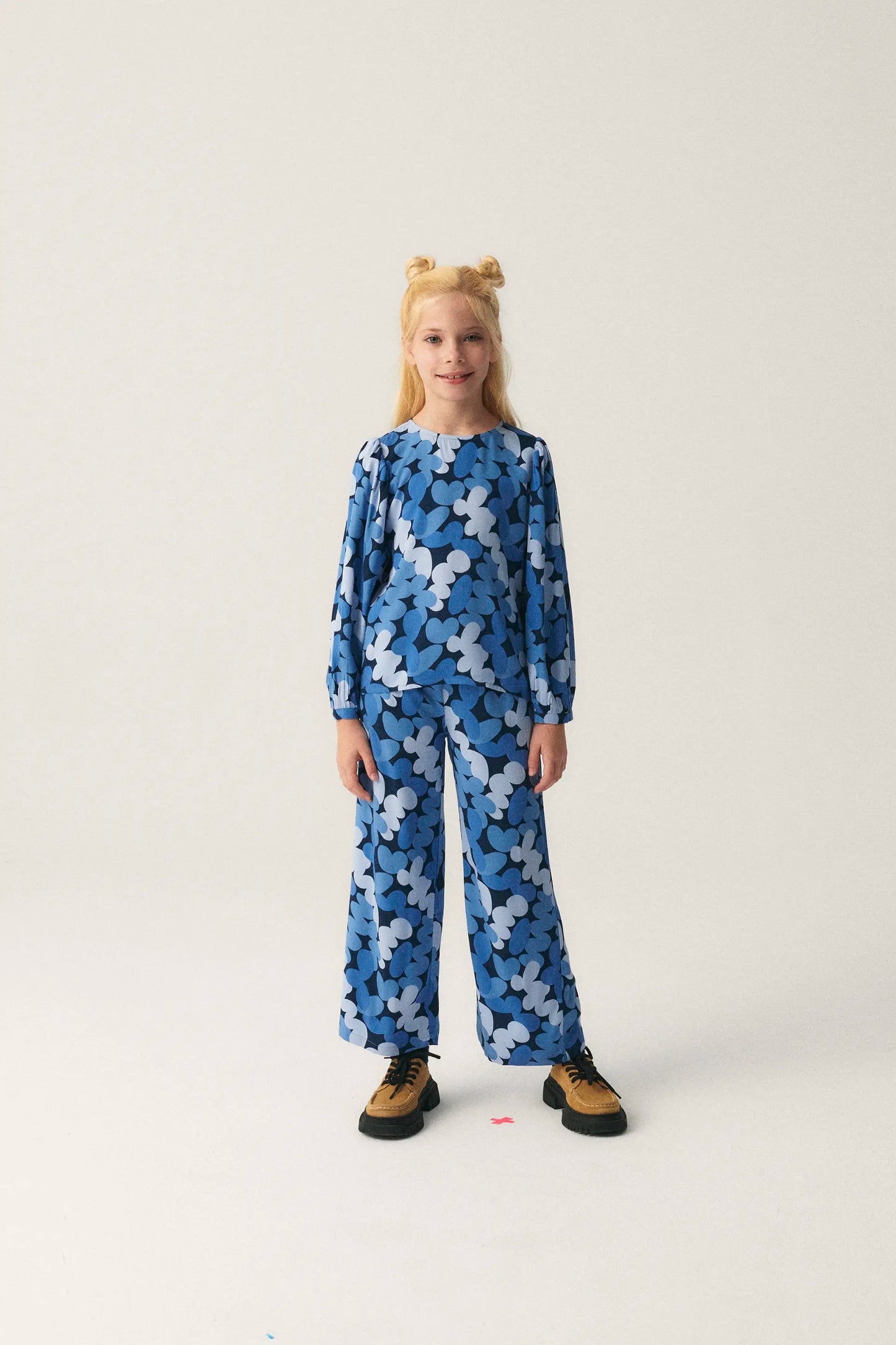 Girl's top with long sleeves and blue abstract print