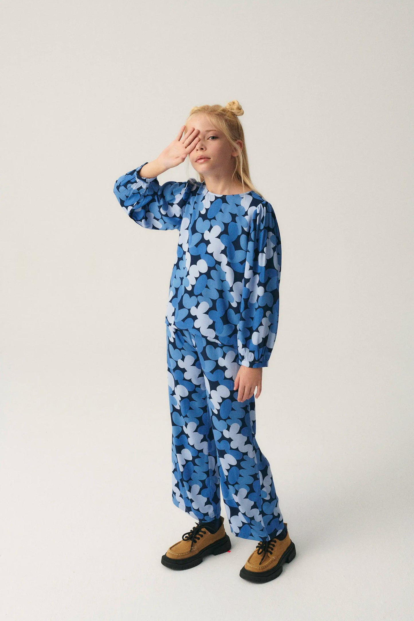 Girl's top with long sleeves and blue abstract print