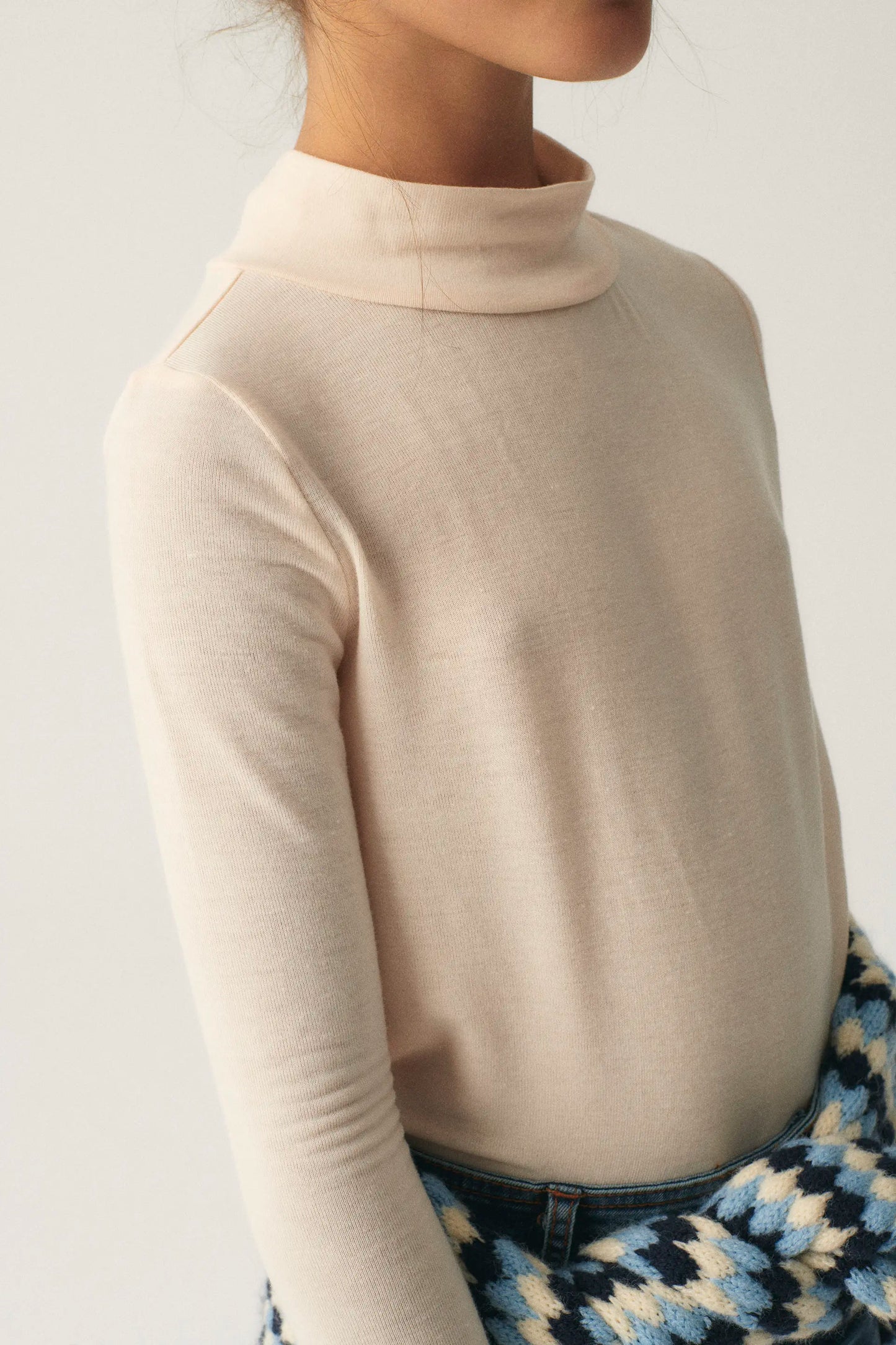 Top de niña con cuello alto blanco