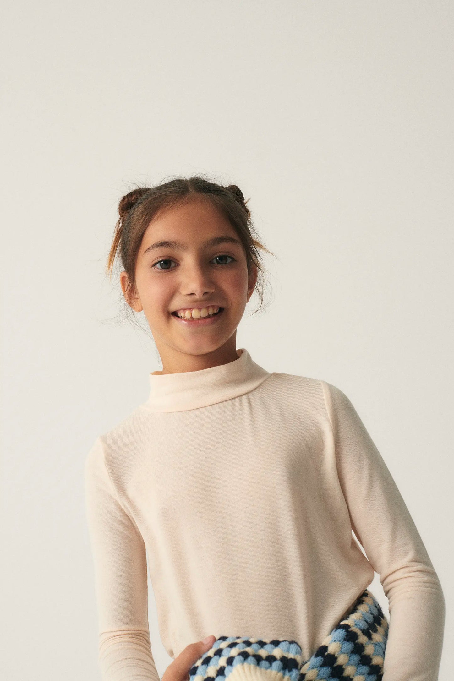 Top de niña con cuello alto blanco