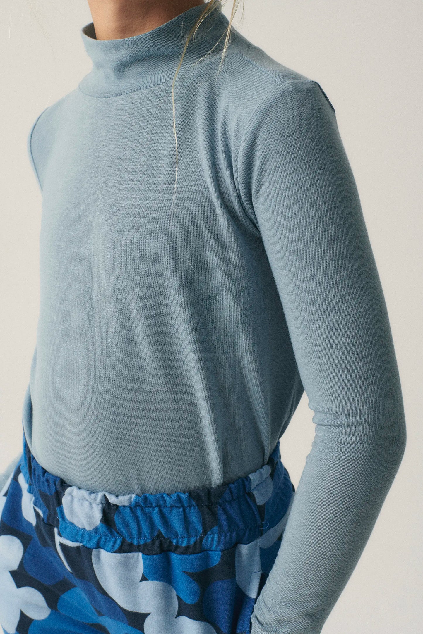 Top de niña con cuello alto azul