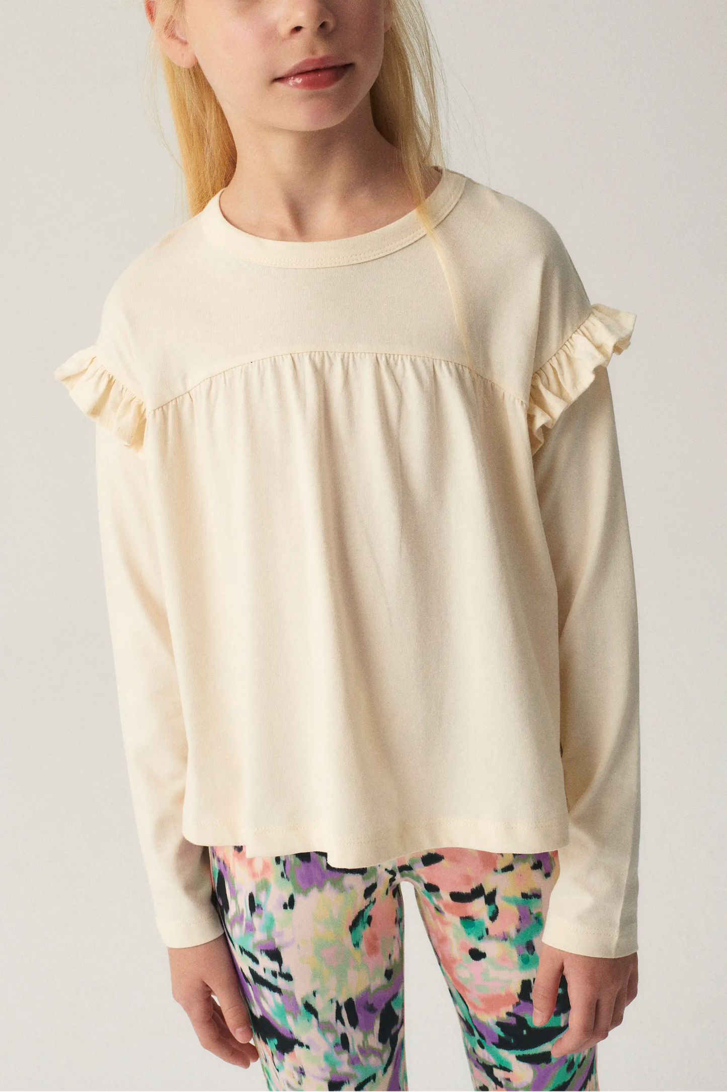 Girl's top with white ruffles