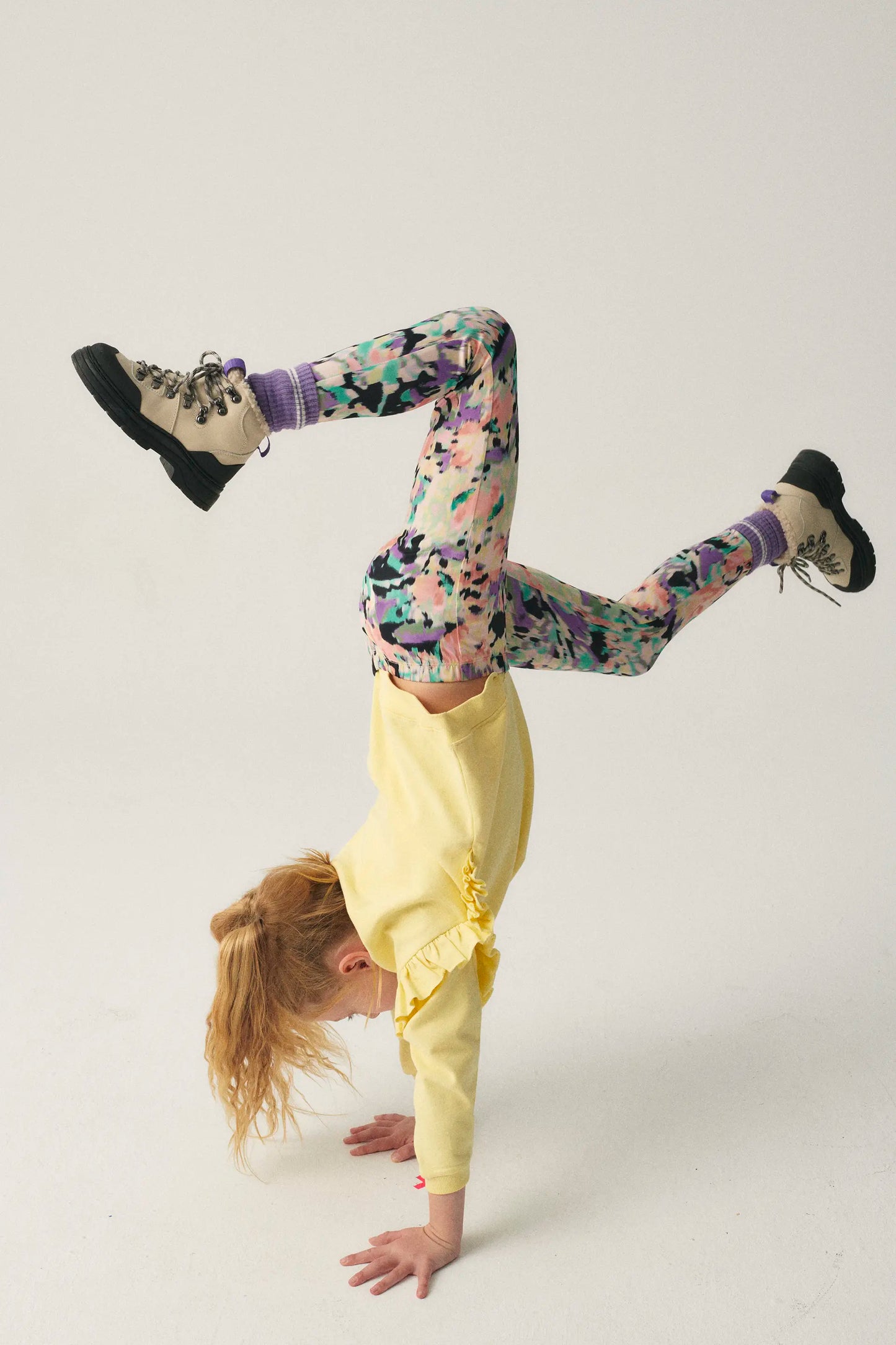 Unisex oversized sweatshirt with yellow ruffles