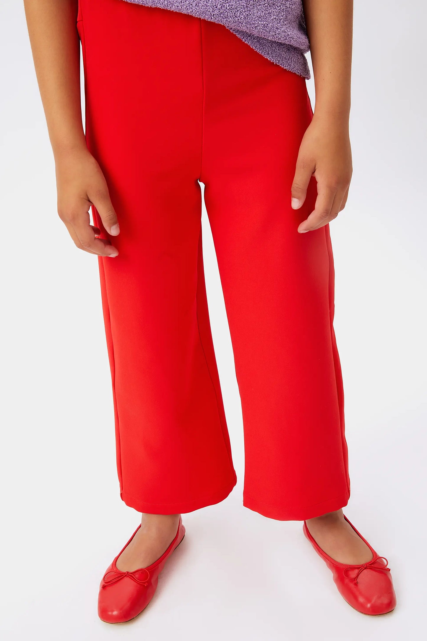 Pantaloni dritti rossi da ragazza