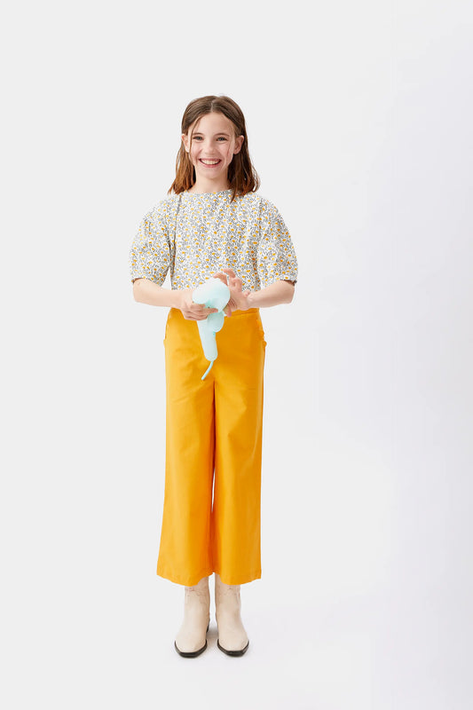 Pantaloni dritti gialli da ragazza