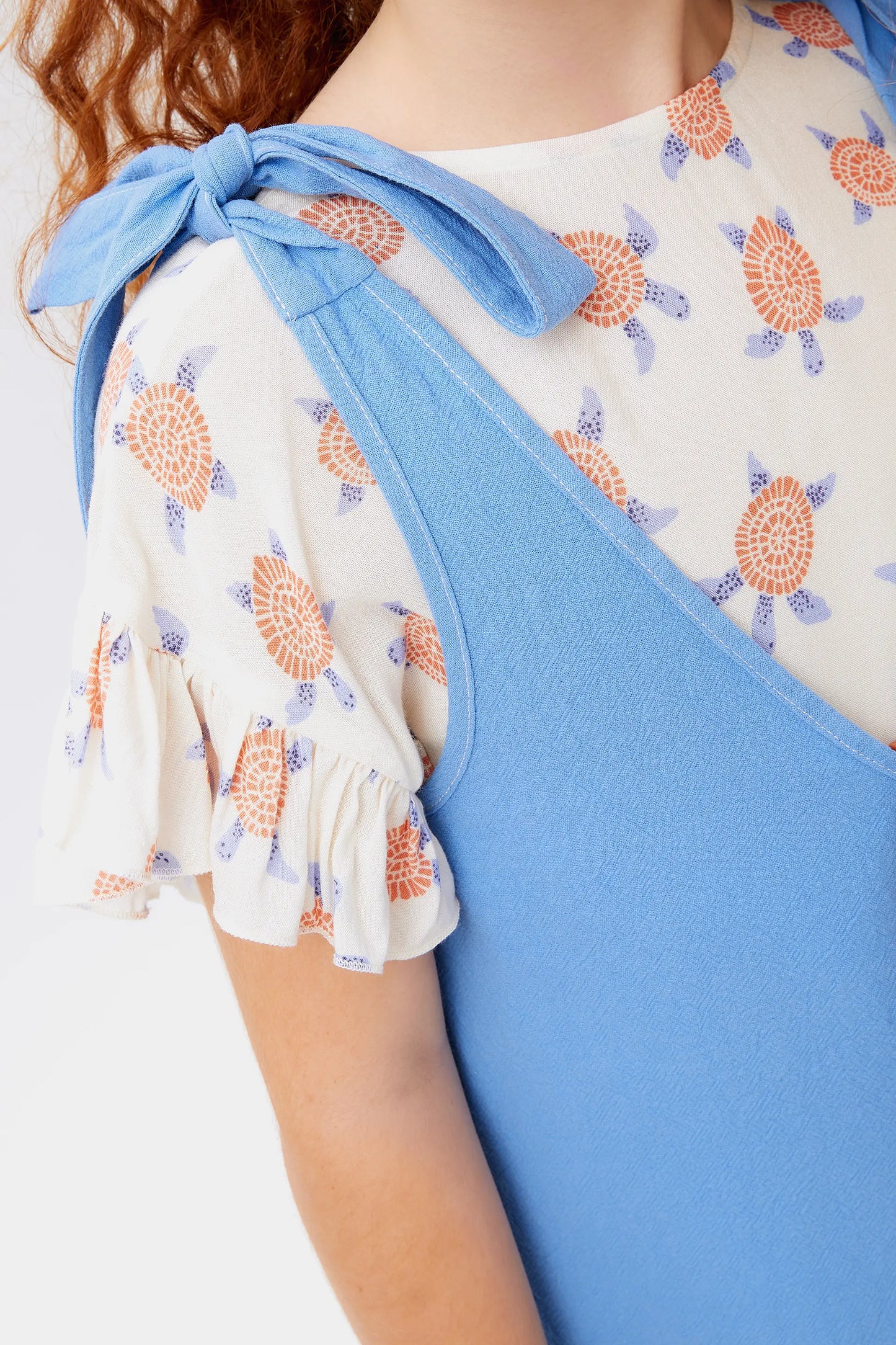 Abito corto da bambina con fiocco blu