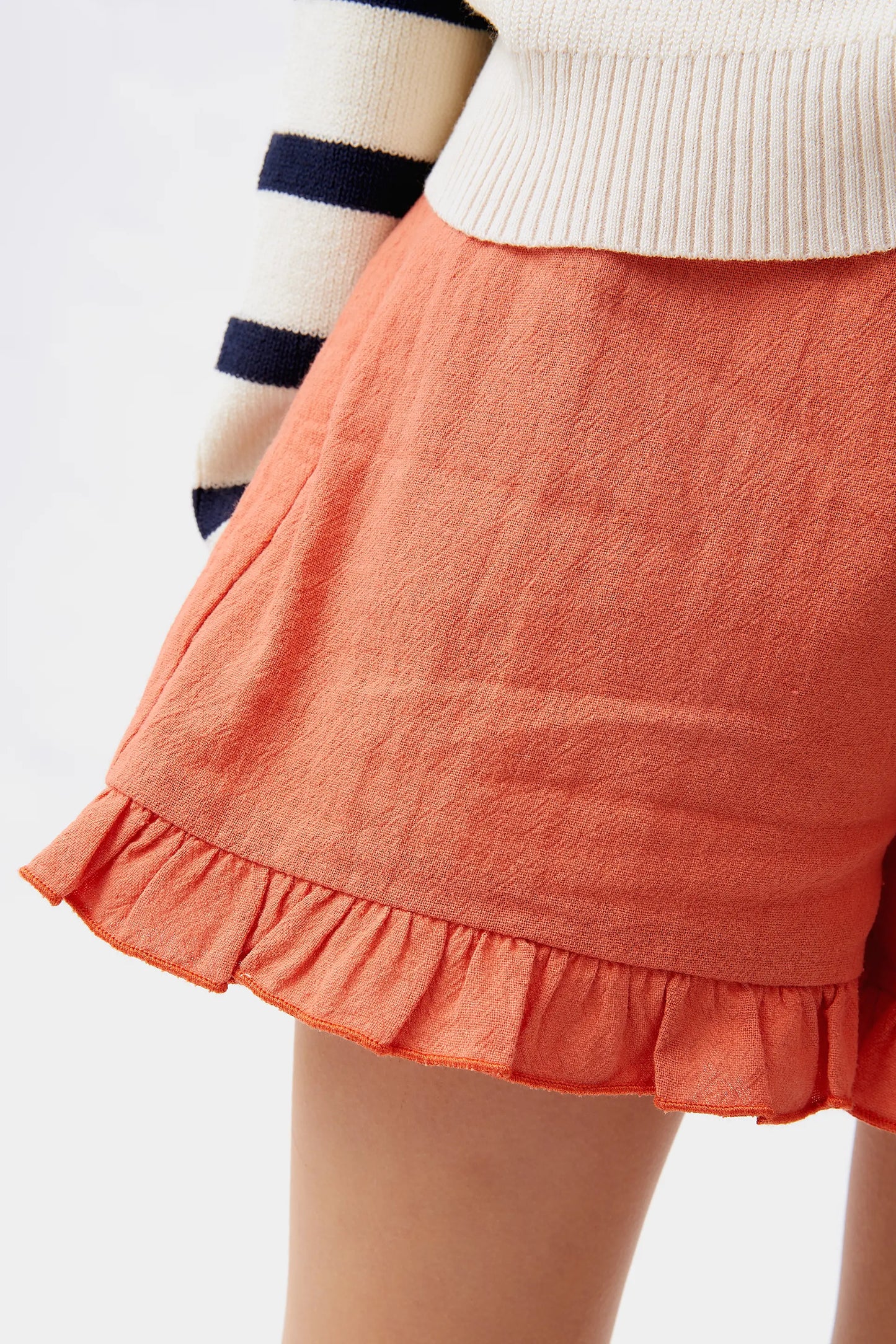 Shorts arancioni con volant da bambina
